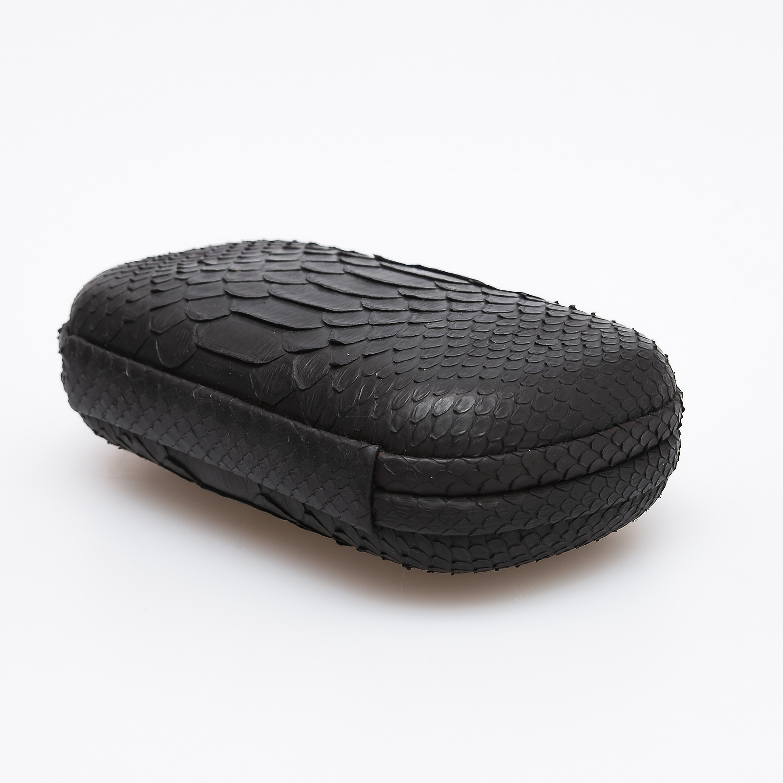 Клатч черного цвета Bottega Veneta - фото из каталога магазина брендовой одежды Second Friend Store Клатч Bottega Veneta - купить оригинал в секонд-хенде SFS - 5
