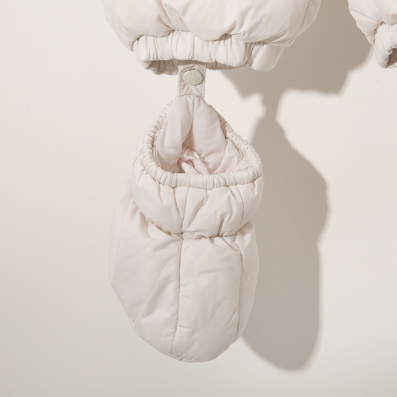 Комбинезон белого цвета Moncler - фото из каталога магазина брендовой одежды Second Friend Store Комбинезон Moncler - купить оригинал в секонд-хенде SFS - 5