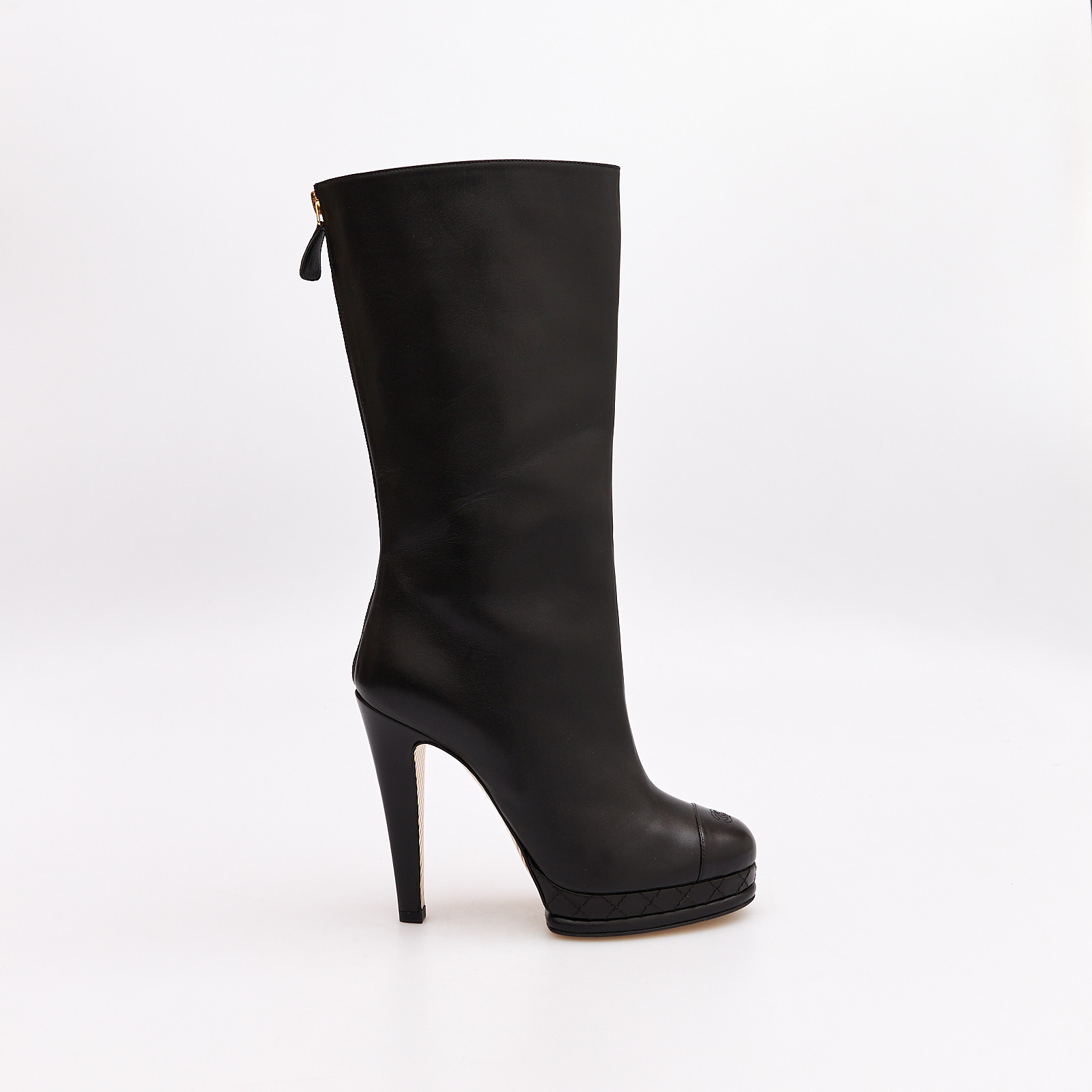 Сапоги  черного цвета Chanel - фото из каталога магазина брендовой одежды Second Friend Store Сапоги Chanel - купить оригинал в секонд-хенде SFS - 1