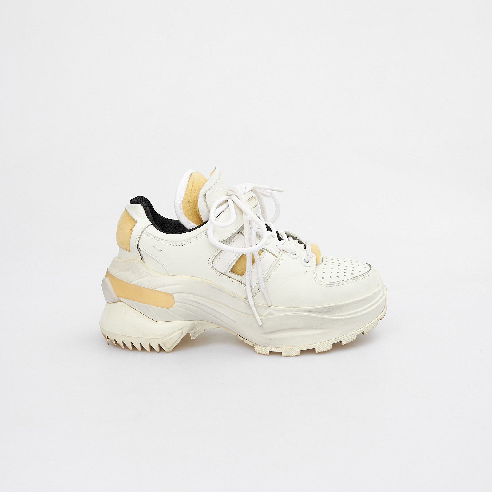 Кроссовки белого цвета Maison Margiela - фото из каталога магазина брендовой одежды Second Friend Store Кроссовки Maison Margiela - купить оригинал в секонд-хенде SFS - 1