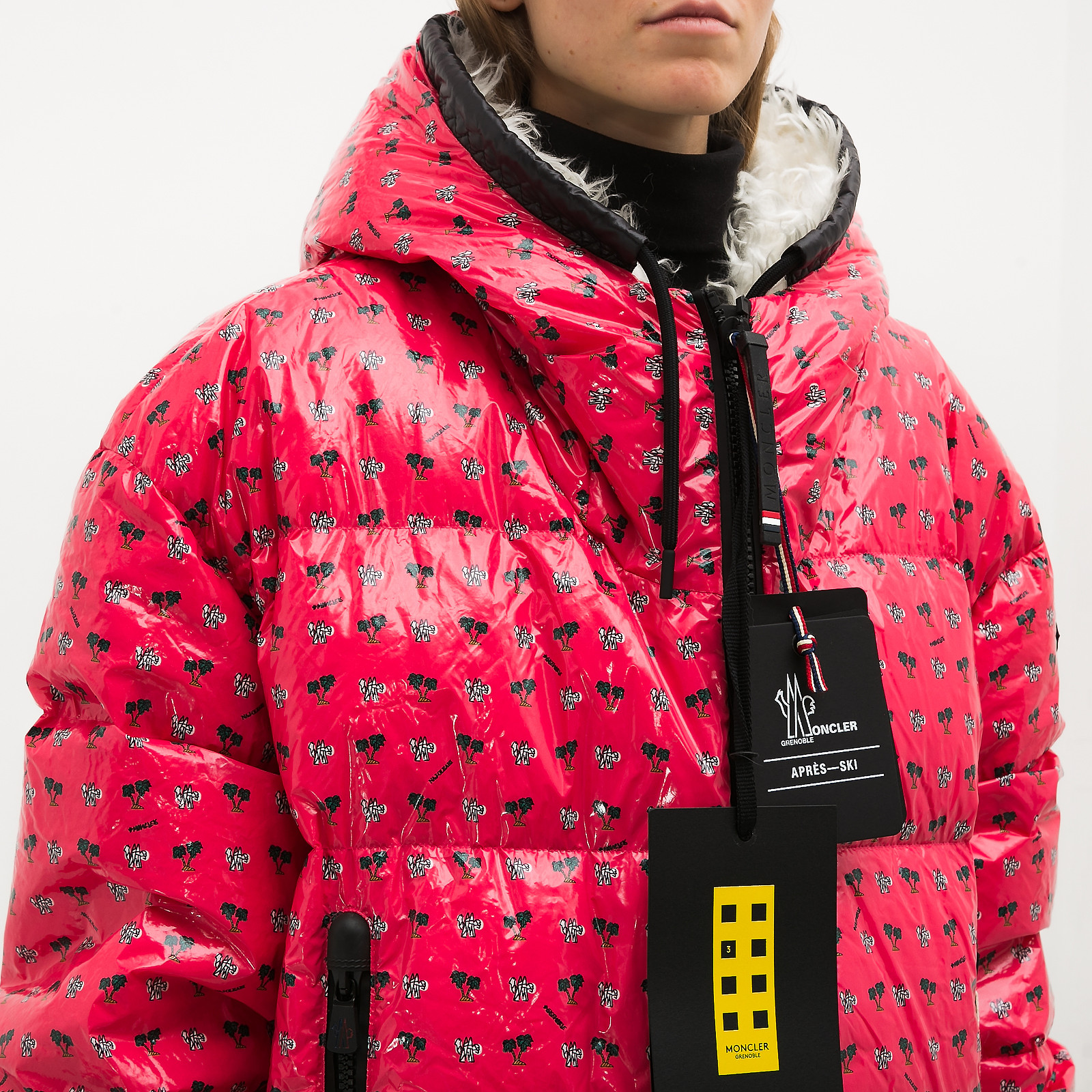 Пуховик розового цвета Moncler - фото из каталога магазина брендовой одежды Second Friend Store Пуховик Moncler - купить оригинал в секонд-хенде SFS - 4