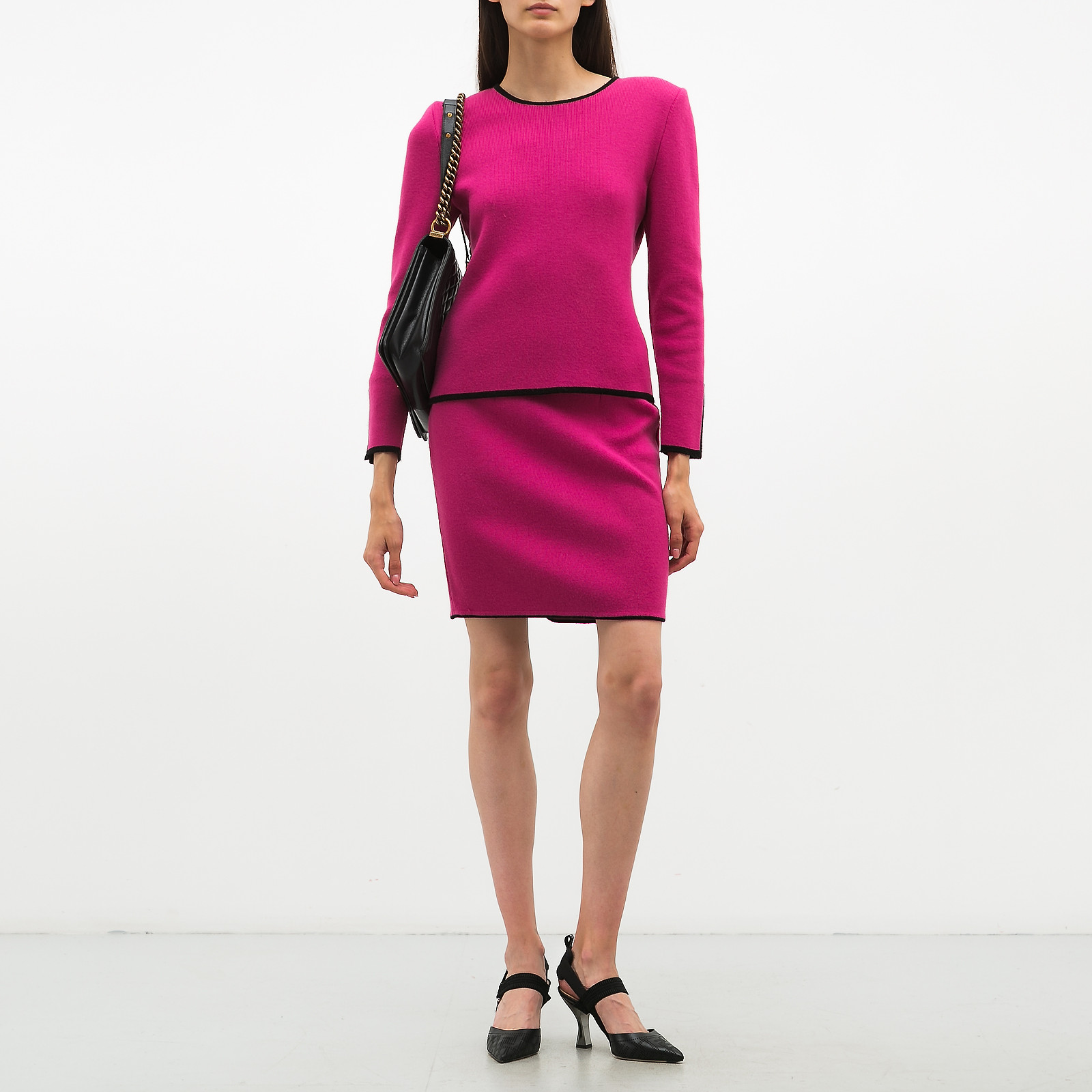 Костюм розового цвета Chanel - фото из каталога магазина брендовой одежды Second Friend Store Костюм Chanel - купить оригинал в секонд-хенде SFS - 2