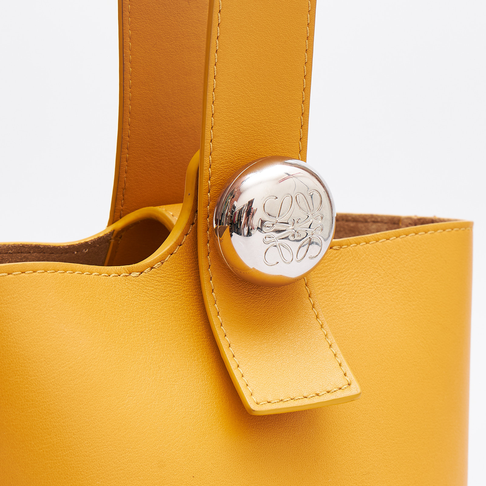 Сумка желтого цвета Loewe - фото из каталога магазина брендовой одежды Second Friend Store Сумка Loewe - купить оригинал в секонд-хенде SFS - 5