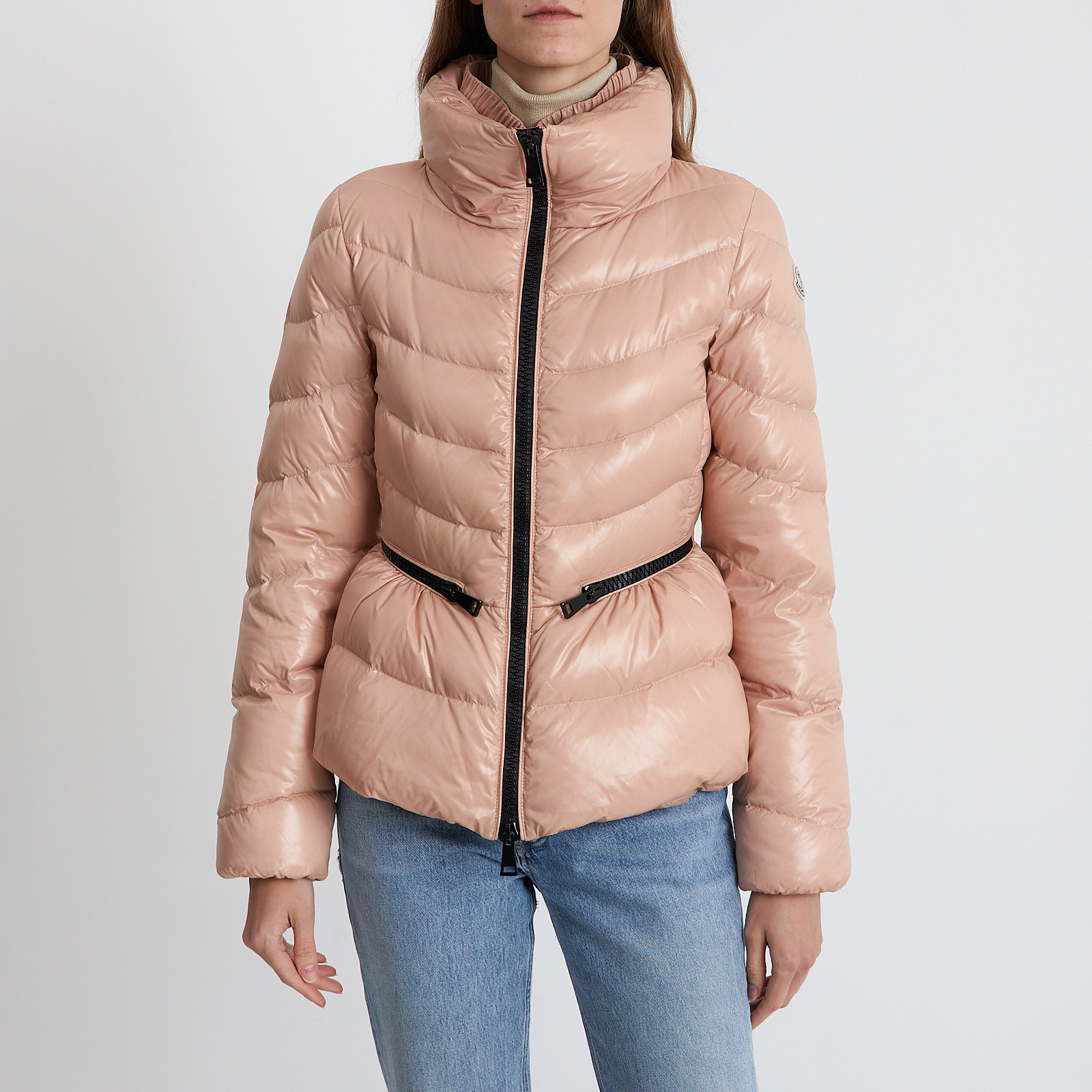 Пуховик розового цвета Moncler - фото из каталога магазина брендовой одежды Second Friend Store Пуховик Moncler - купить оригинал в секонд-хенде SFS - 1