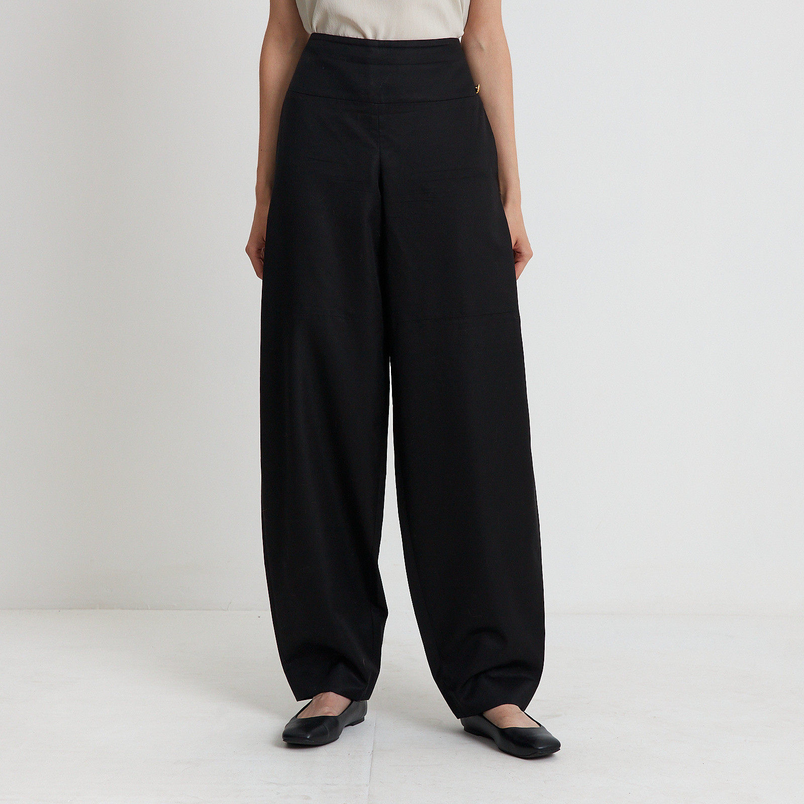 Брюки  черного цвета Chanel - фото из каталога магазина брендовой одежды Second Friend Store Брюки Chanel - купить оригинал в секонд-хенде SFS - 1