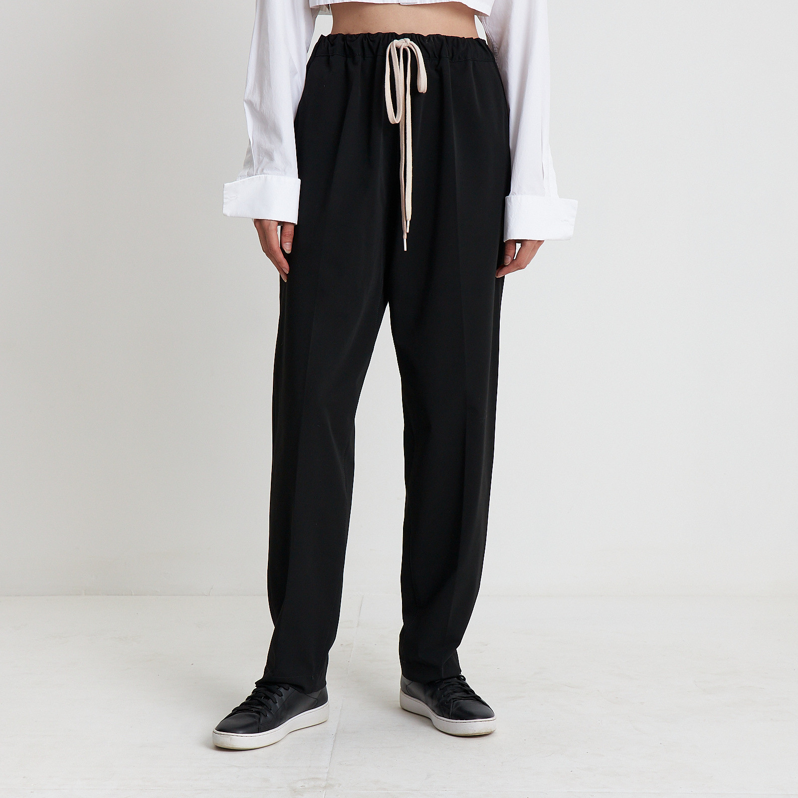 Брюки черного цвета MM6 Maison Margiela - фото из каталога магазина брендовой одежды Second Friend Store Брюки MM6 Maison Margiela - купить оригинал в секонд-хенде SFS - 1