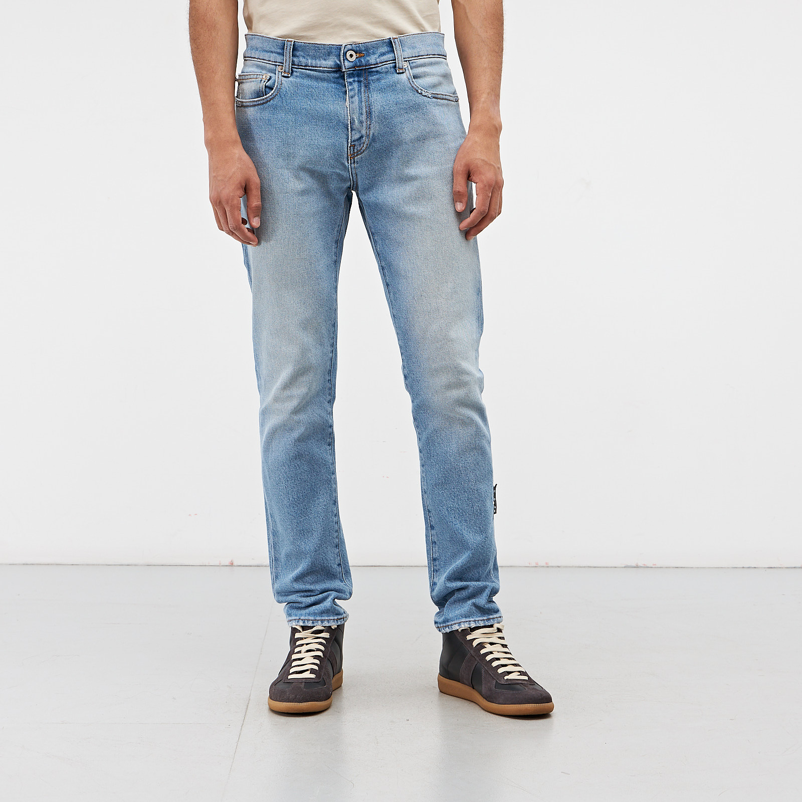 Джинсы голубого цвета Off-White - фото из каталога магазина брендовой одежды Second Friend Store Джинсы Off-White - купить оригинал в секонд-хенде SFS - 1