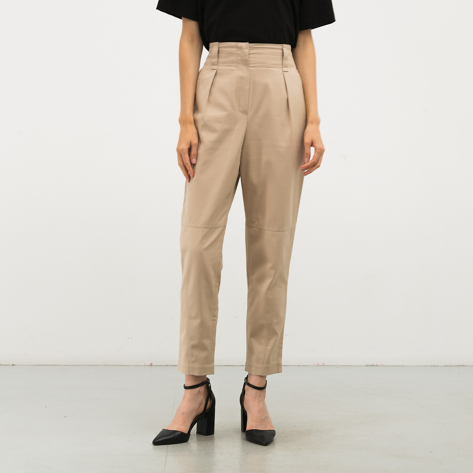 Брюки бежевого цвета Brunello Cucinelli - фото из каталога магазина брендовой одежды Second Friend Store Брюки Brunello Cucinelli - купить оригинал в секонд-хенде SFS - 1