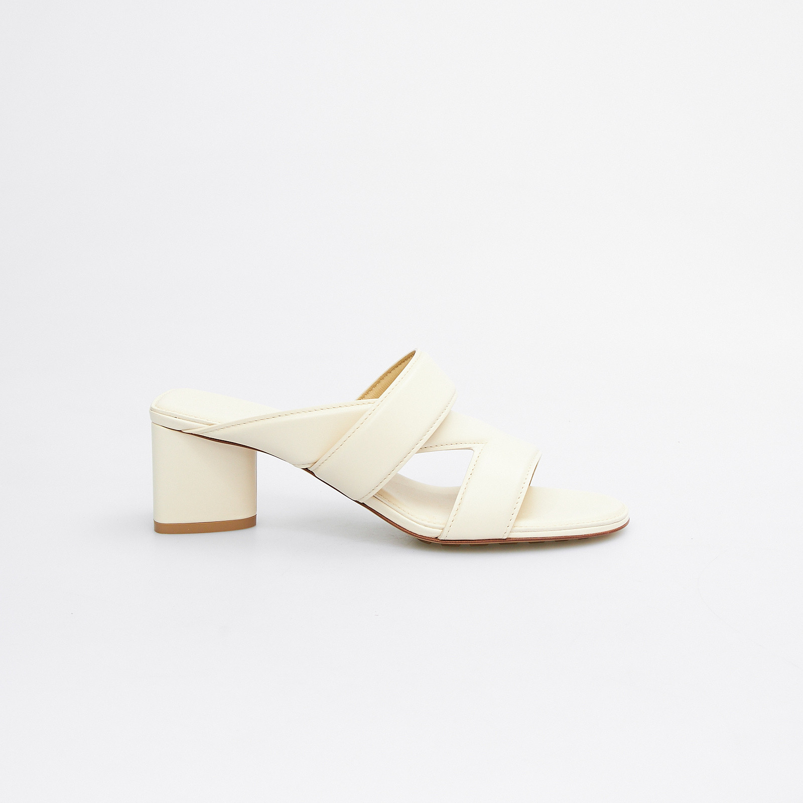 Босоножки белого цвета Bottega Veneta - фото из каталога магазина брендовой одежды Second Friend Store Босоножки Bottega Veneta - купить оригинал в секонд-хенде SFS - 1