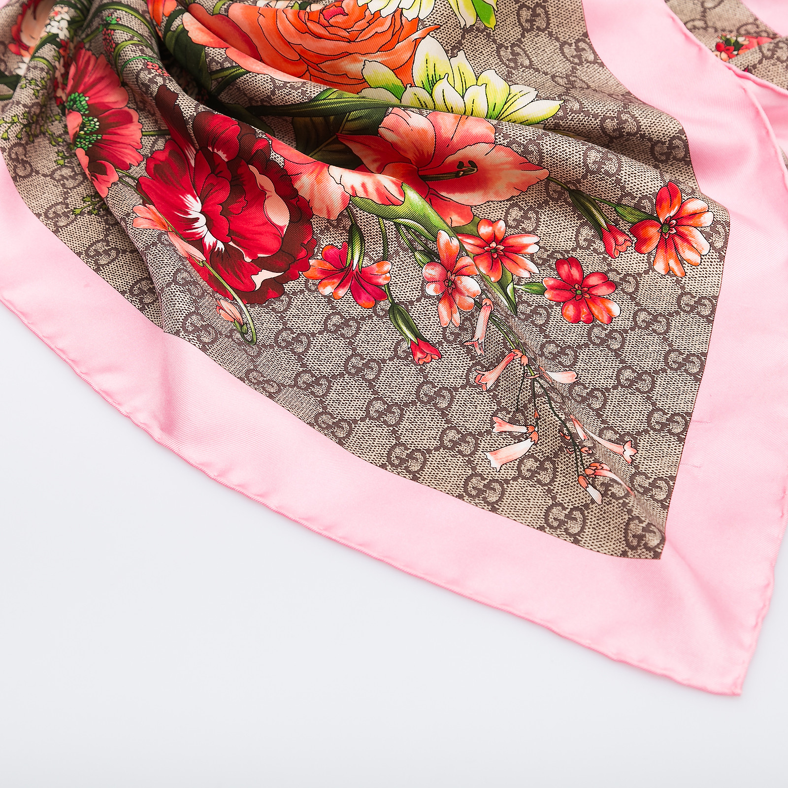 Платок бежевого цвета Gucci - фото из каталога магазина брендовой одежды Second Friend Store Платок Gucci - купить оригинал в секонд-хенде SFS - 3