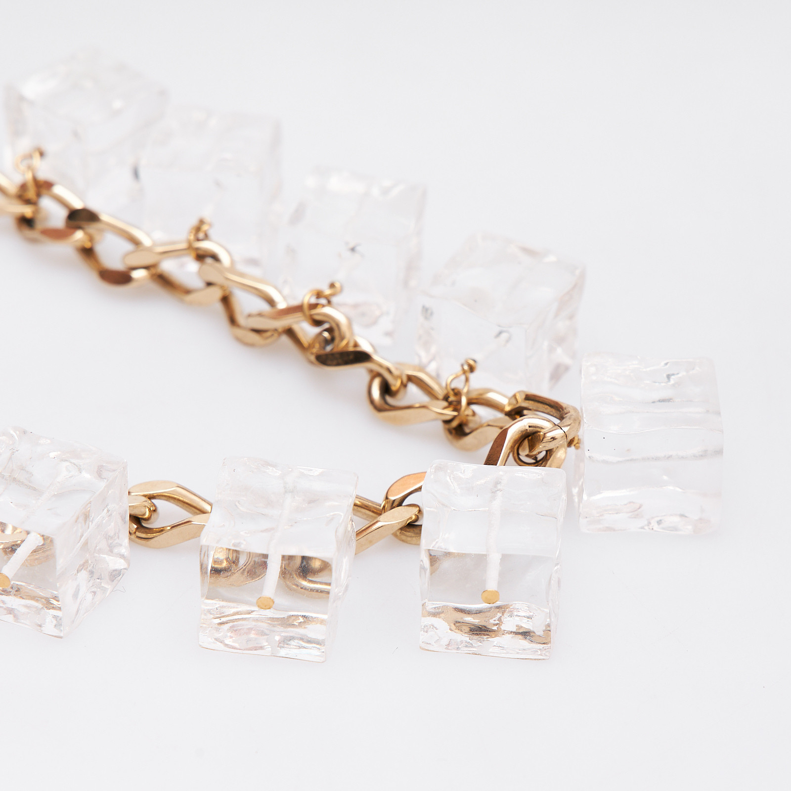 Колье золотого цвета Jacquemus - фото из каталога магазина брендовой одежды Second Friend Store Колье Jacquemus - купить оригинал в секонд-хенде SFS - 5