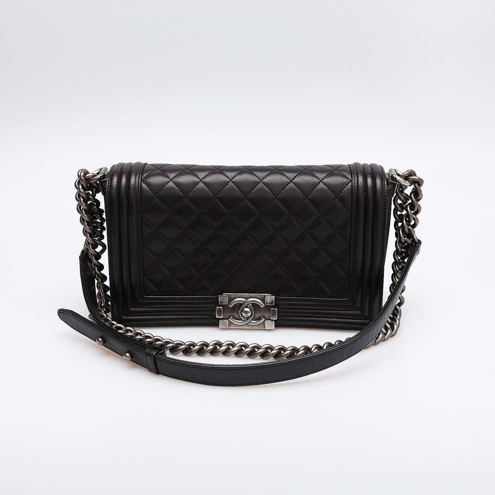 Сумка черного цвета Chanel - фото из каталога магазина брендовой одежды Second Friend Store Сумка Chanel - купить оригинал в секонд-хенде SFS - 1