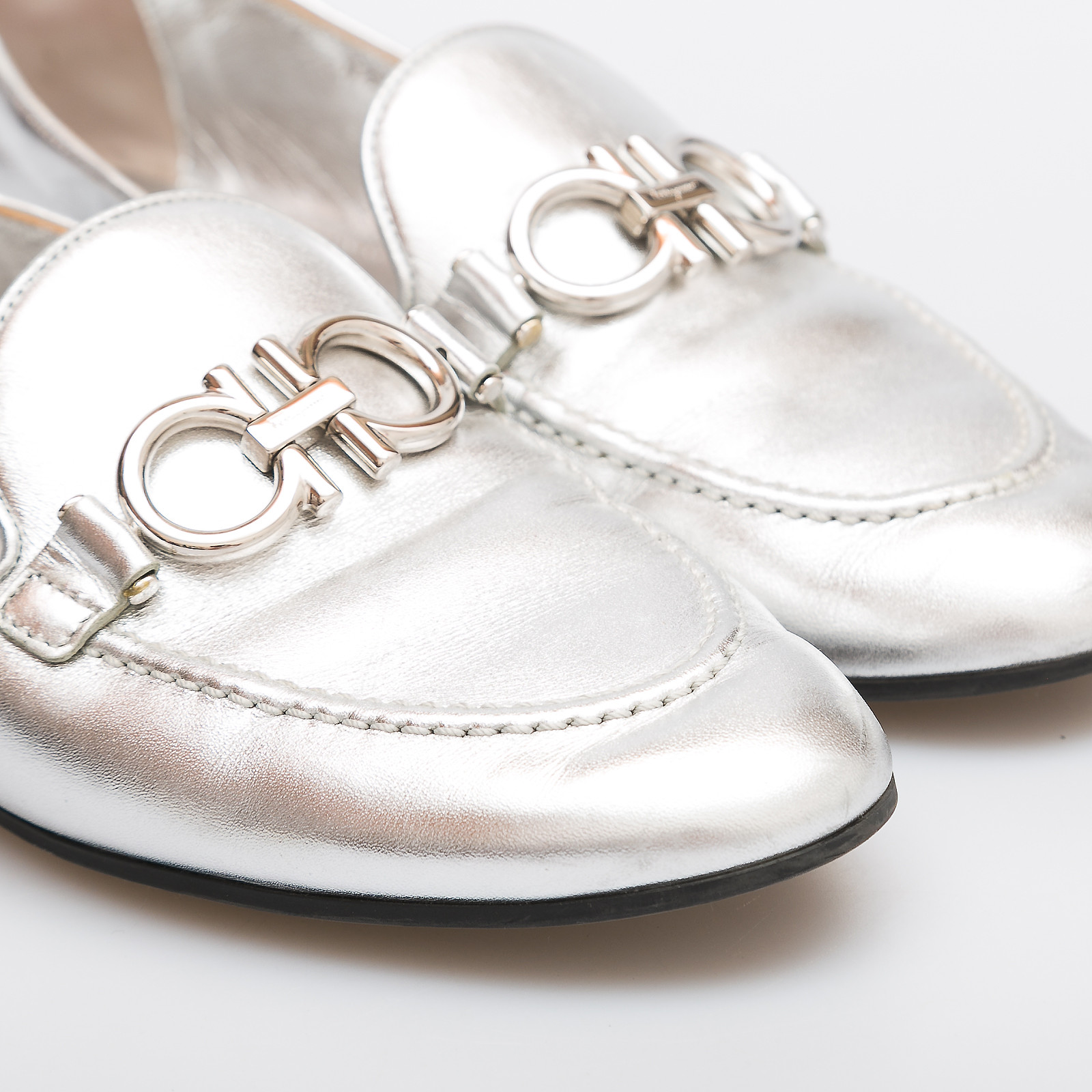 Балетки серебряного цвета Salvatore Ferragamo - фото из каталога магазина брендовой одежды Second Friend Store Балетки Salvatore Ferragamo - купить оригинал в секонд-хенде SFS - 4