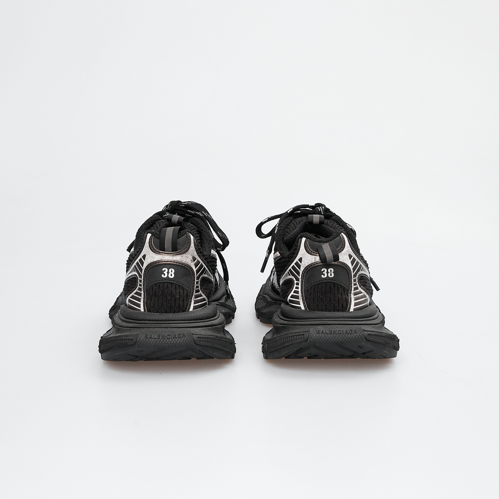 Кроссовки черного цвета Balenciaga - фото из каталога магазина брендовой одежды Second Friend Store Кроссовки Balenciaga - купить оригинал в секонд-хенде SFS - 3