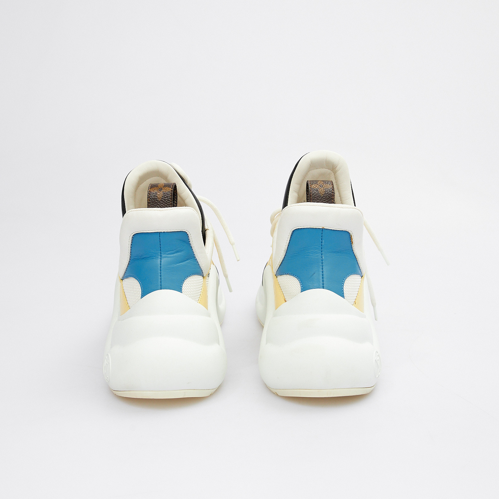 Кроссовки белого цвета Louis Vuitton - фото из каталога магазина брендовой одежды Second Friend Store Кроссовки Louis Vuitton - купить оригинал в секонд-хенде SFS - 3