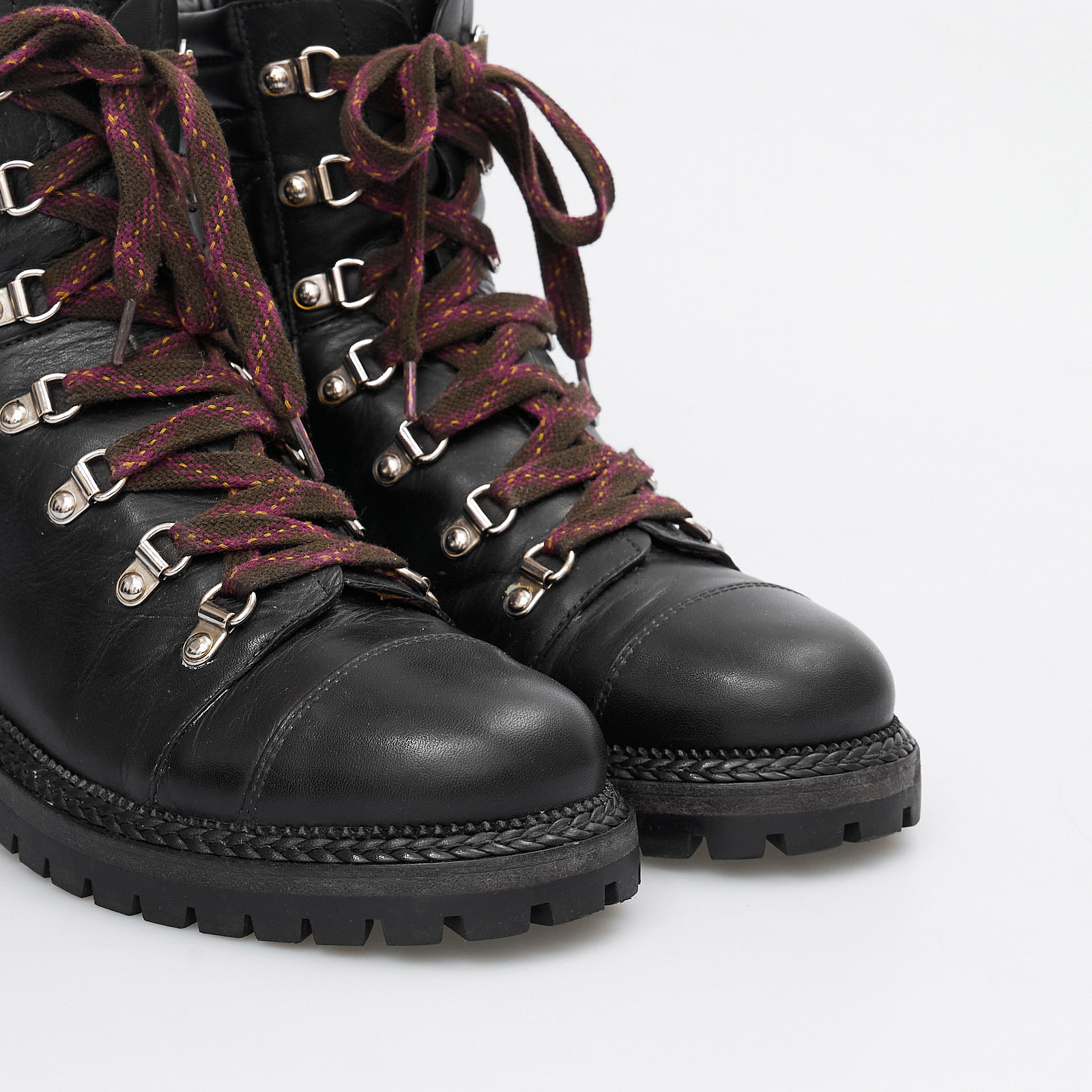 Ботинки черного цвета Chanel - фото из каталога магазина брендовой одежды Second Friend Store Ботинки Chanel - купить оригинал в секонд-хенде SFS - 4