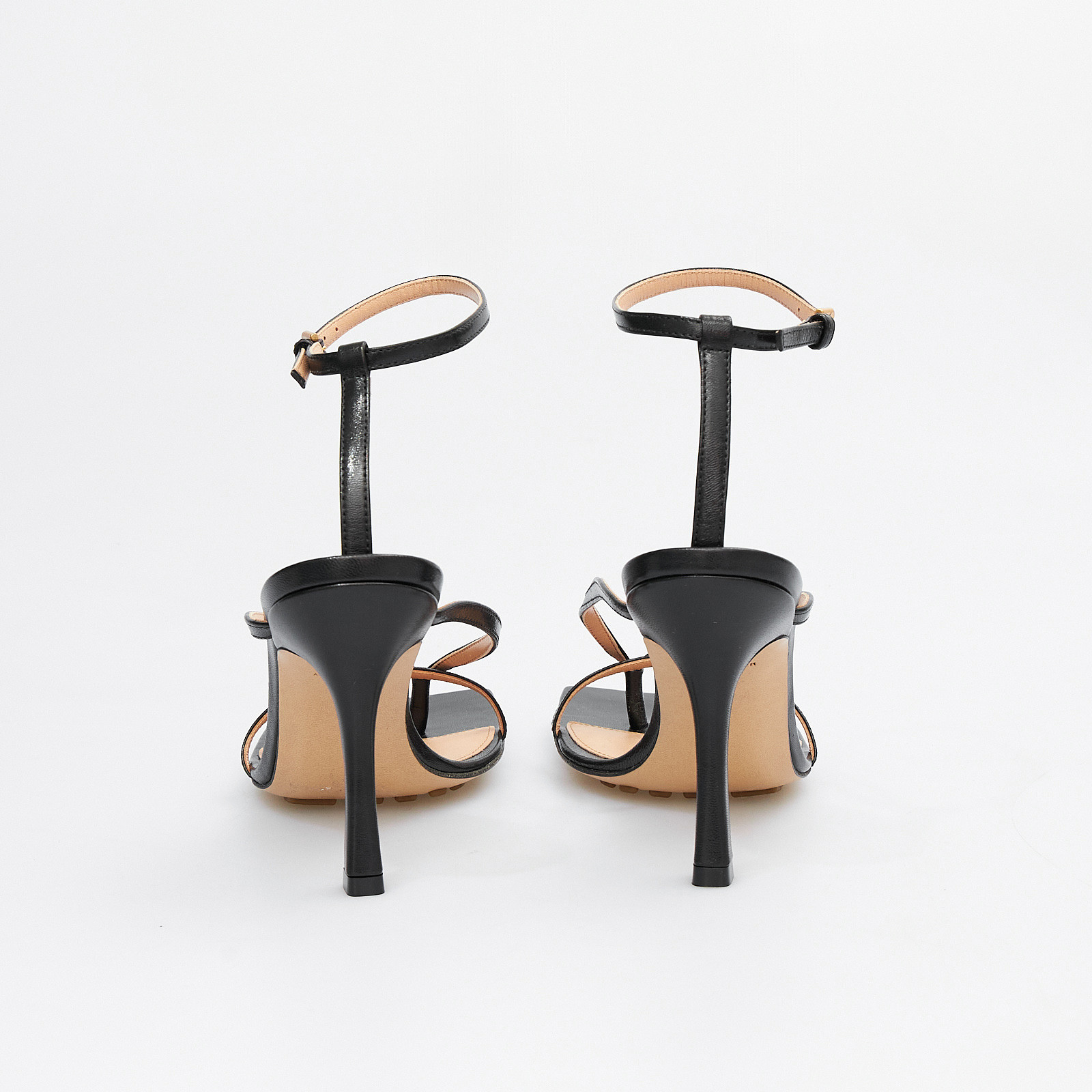 Босоножки черного цвета Bottega Veneta - фото из каталога магазина брендовой одежды Second Friend Store Босоножки Bottega Veneta - купить оригинал в секонд-хенде SFS - 3