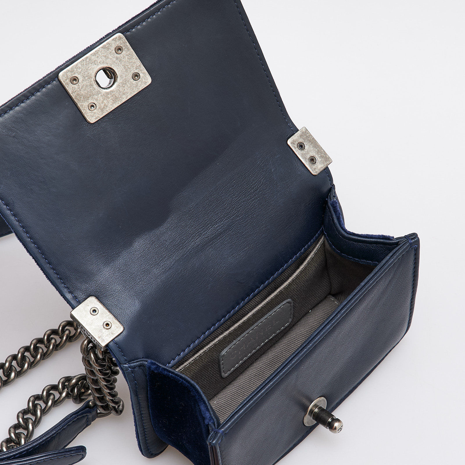 Сумка  синего цвета Chanel - фото из каталога магазина брендовой одежды Second Friend Store Сумка Chanel - купить оригинал в секонд-хенде SFS - 5