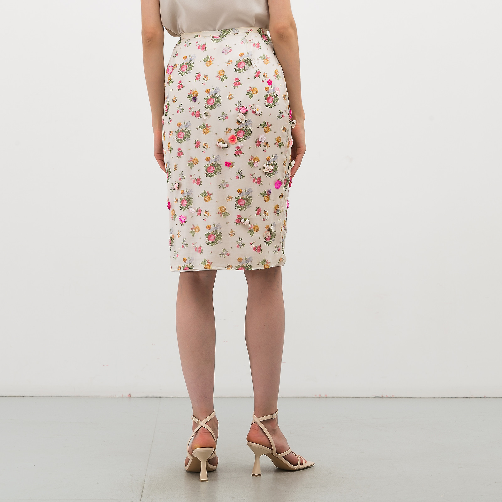 Юбка белого цвета Dolce&Gabbana - фото из каталога магазина брендовой одежды Second Friend Store Юбка Dolce&Gabbana - купить оригинал в секонд-хенде SFS - 3