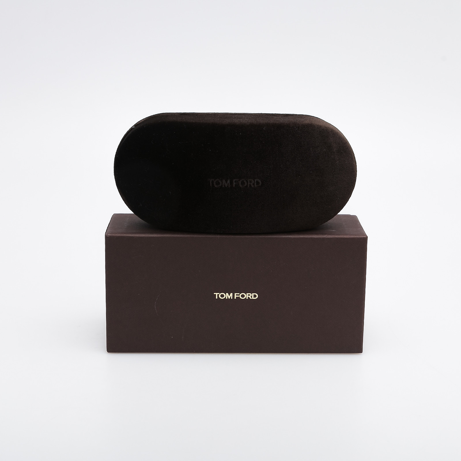 Солнцезащитные очки черного цвета Tom Ford - фото из каталога магазина брендовой одежды Second Friend Store Солнцезащитные очки Tom Ford - купить оригинал в секонд-хенде SFS - 5