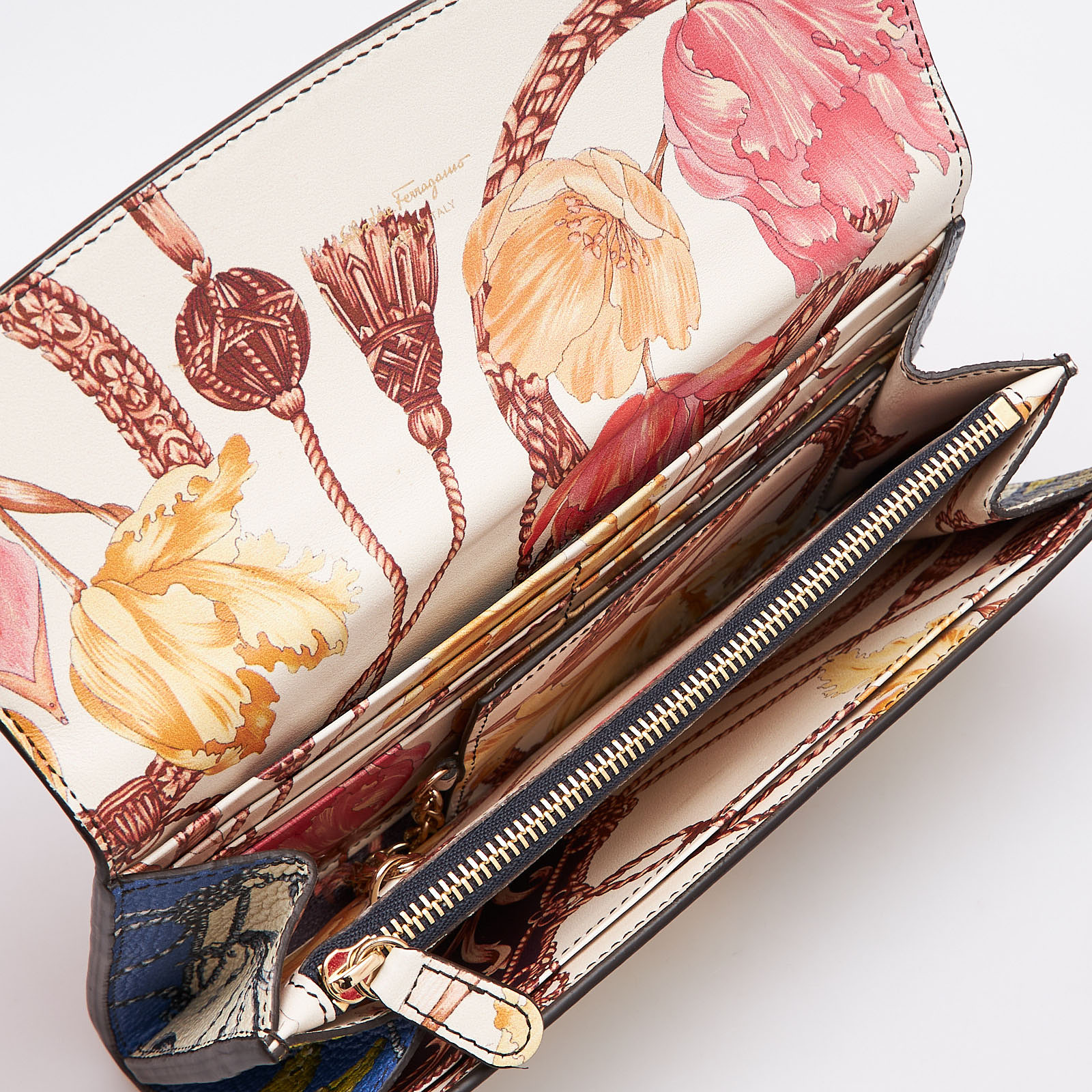 Кошелек синего цвета Salvatore Ferragamo - фото из каталога магазина брендовой одежды Second Friend Store Кошелек Salvatore Ferragamo - купить оригинал в секонд-хенде SFS - 6