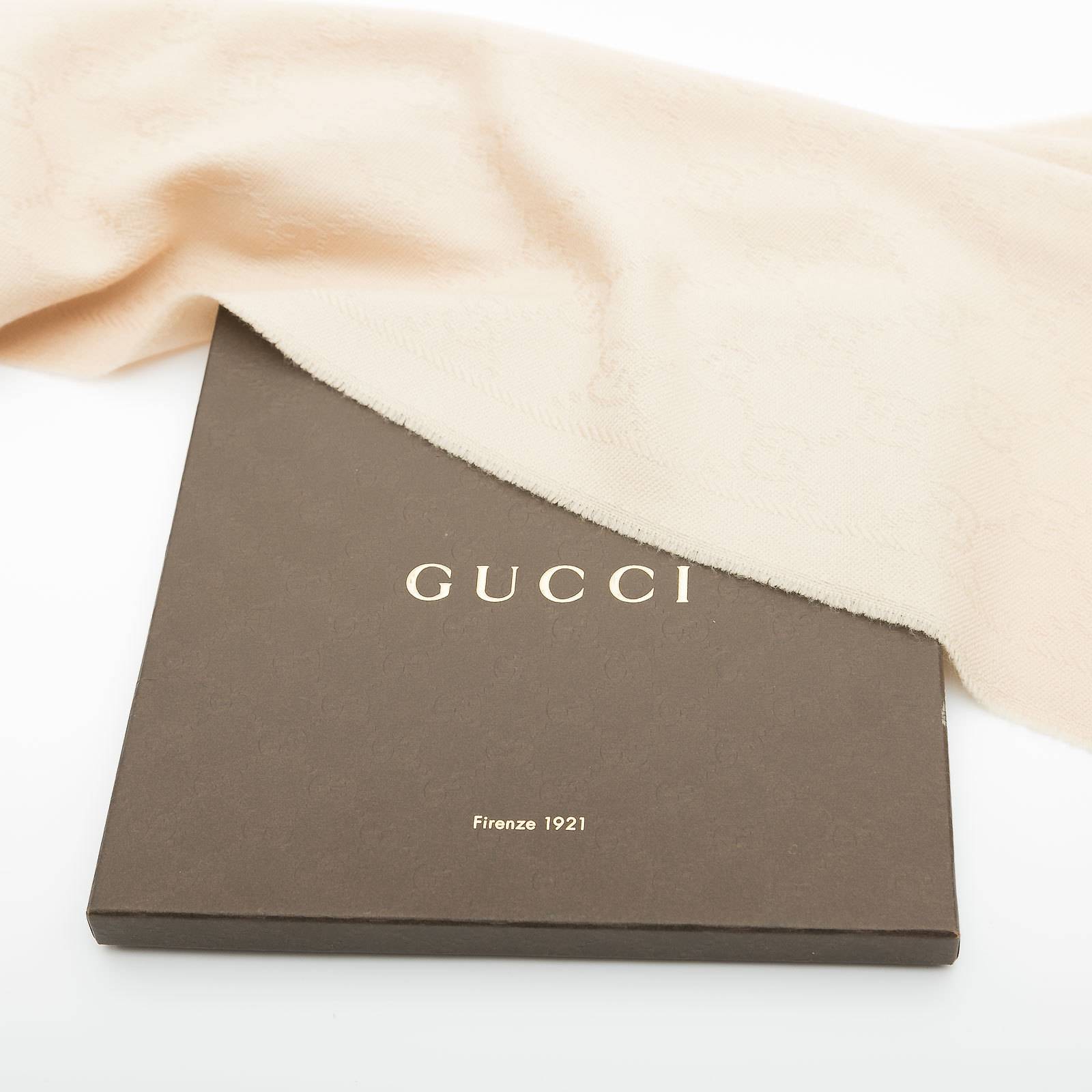 Шарф бежевого цвета Gucci - фото из каталога магазина брендовой одежды Second Friend Store Шарф Gucci - купить оригинал в секонд-хенде SFS - 3