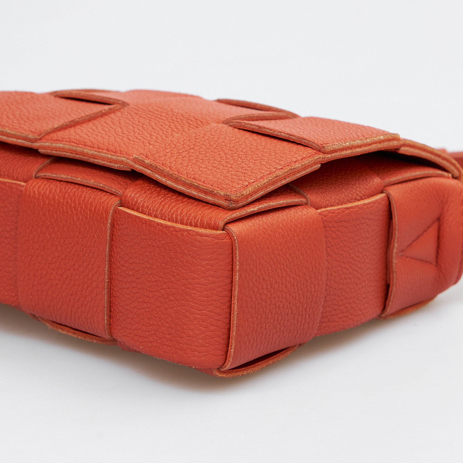 Сумка оранжевого цвета Bottega Veneta - фото из каталога магазина брендовой одежды Second Friend Store Сумка Bottega Veneta - купить оригинал в секонд-хенде SFS - 7