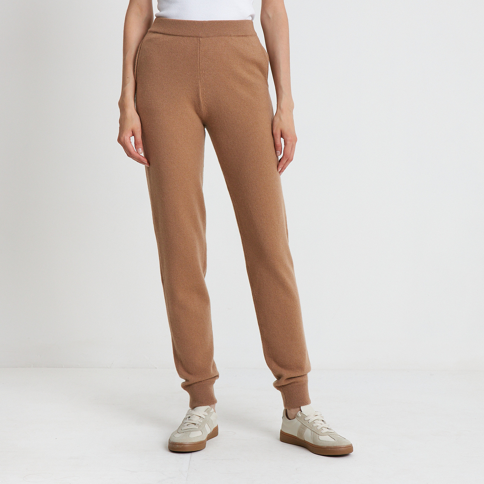 Брюки бежевого цвета Tom Ford - фото из каталога магазина брендовой одежды Second Friend Store Брюки Tom Ford - купить оригинал в секонд-хенде SFS - 1