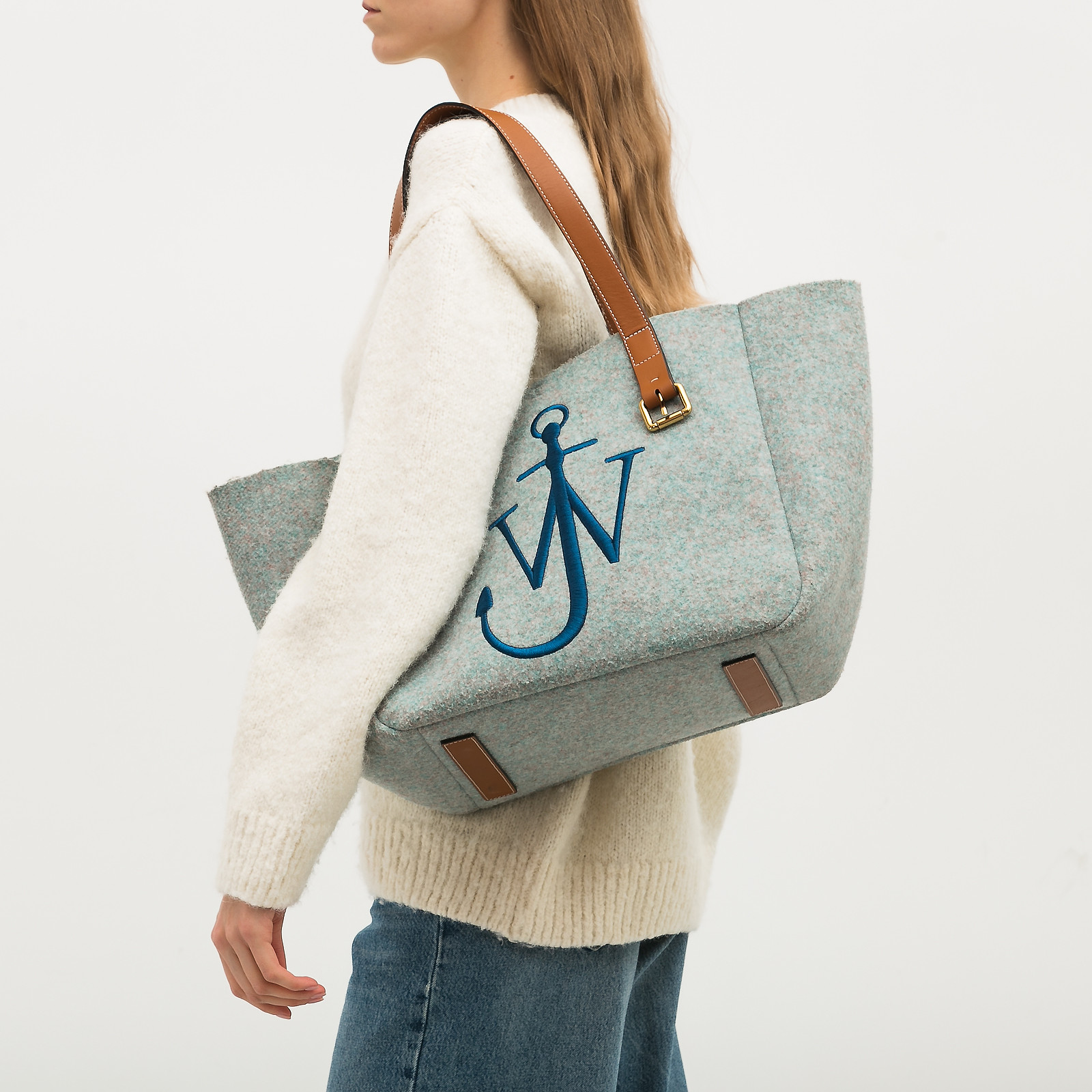 Сумка серого цвета JW Anderson - фото из каталога магазина брендовой одежды Second Friend Store Сумка JW Anderson - купить оригинал в секонд-хенде SFS - 2