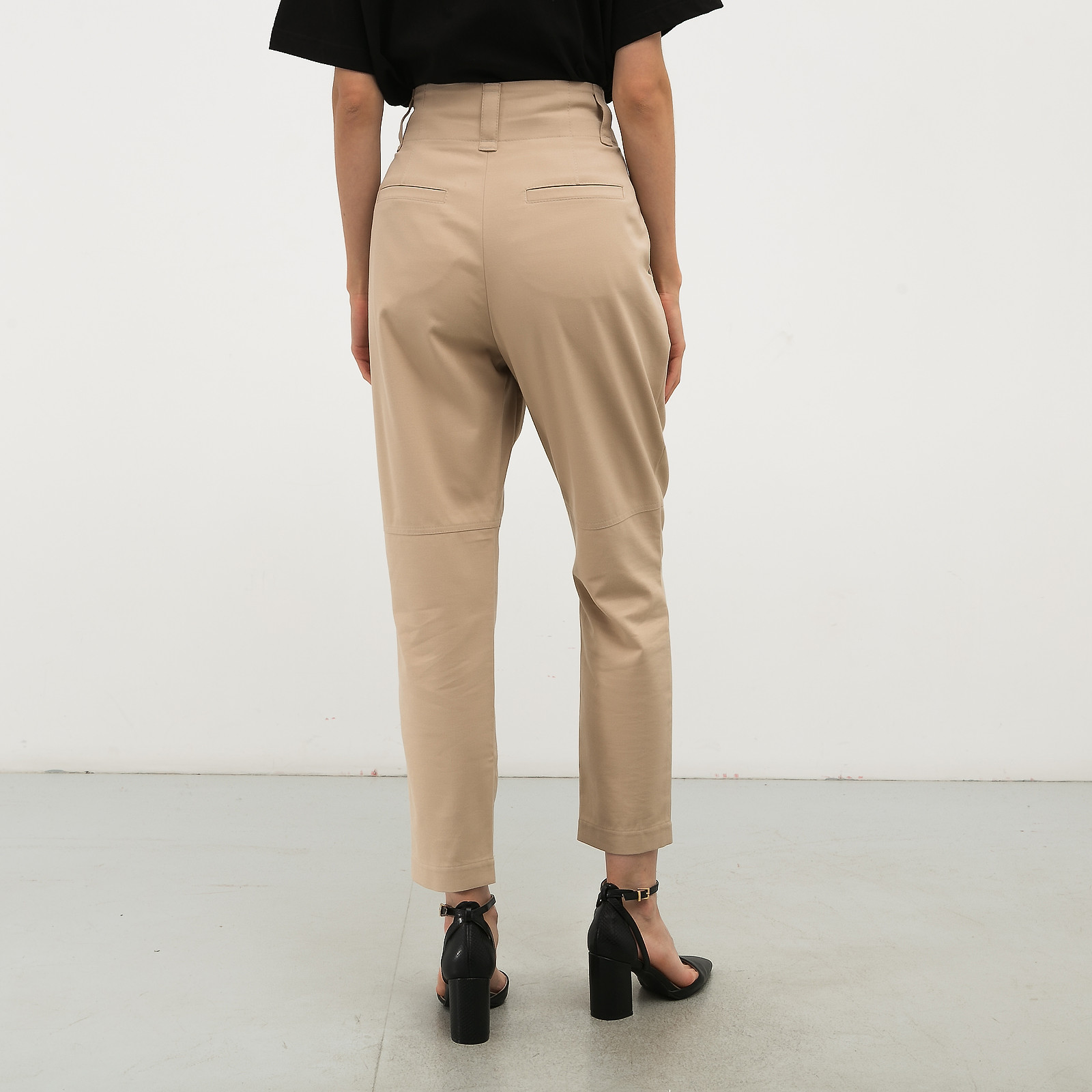 Брюки бежевого цвета Brunello Cucinelli - фото из каталога магазина брендовой одежды Second Friend Store Брюки Brunello Cucinelli - купить оригинал в секонд-хенде SFS - 2