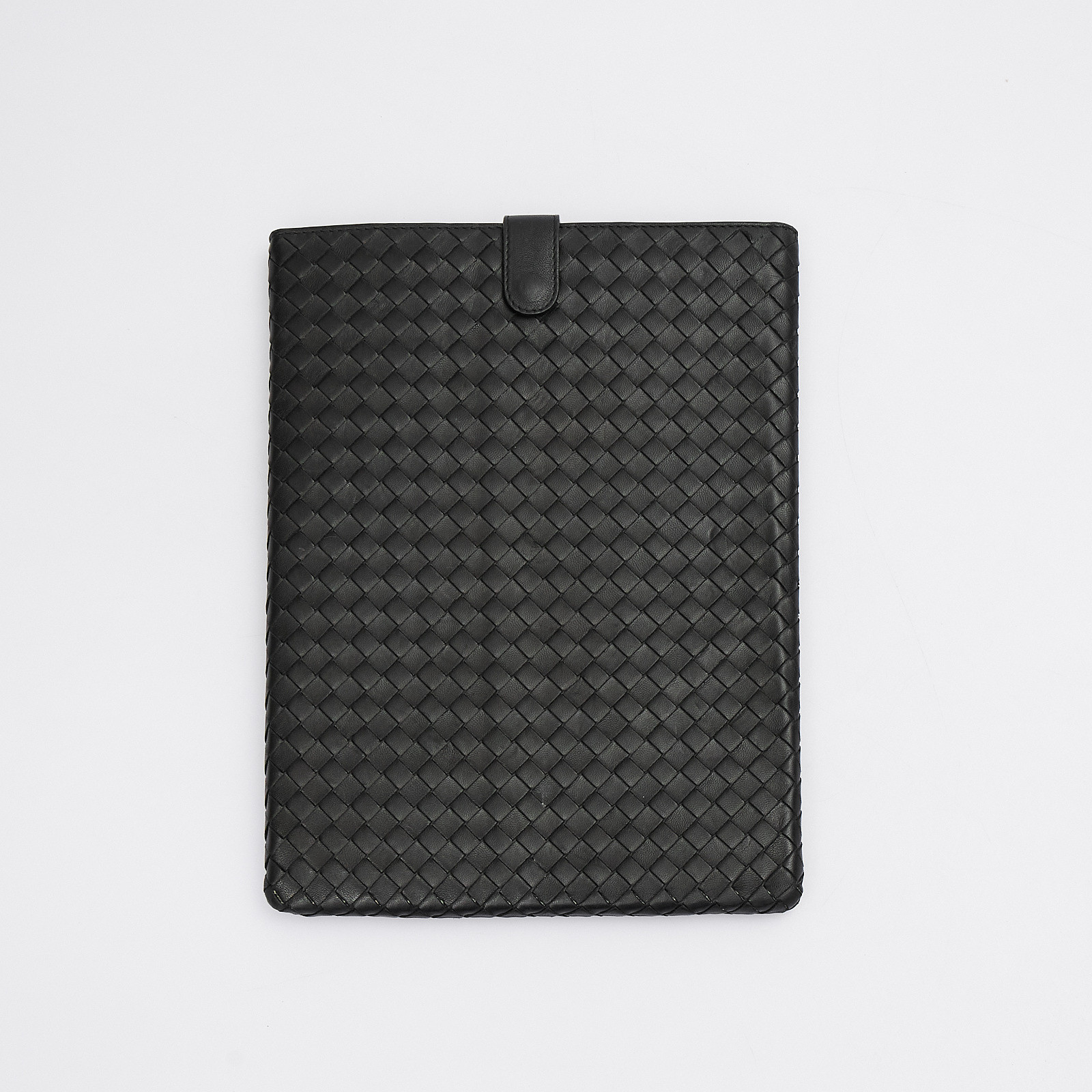 Чехол черного цвета Bottega Veneta - фото из каталога магазина брендовой одежды Second Friend Store Чехол Bottega Veneta - купить оригинал в секонд-хенде SFS - 1