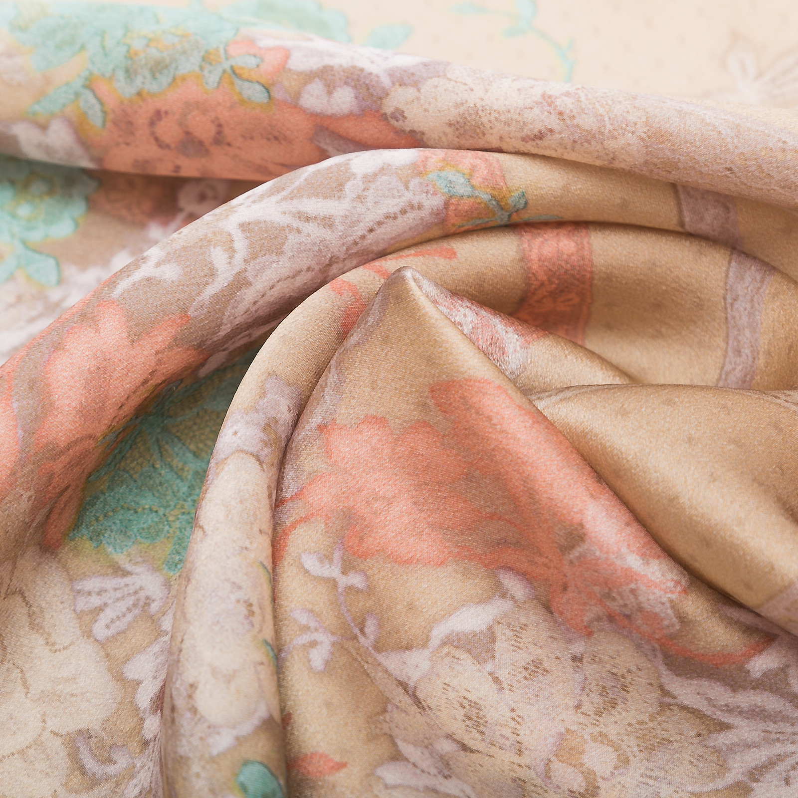 Платок бежевого цвета Valentino - фото из каталога магазина брендовой одежды Second Friend Store Платок Valentino - купить оригинал в секонд-хенде SFS - 3