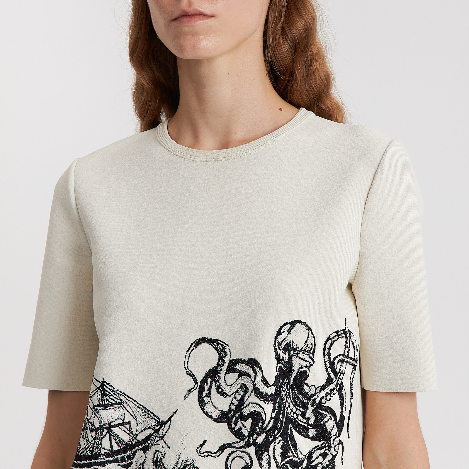 Костюм белого цвета Alexander McQueen - фото из каталога магазина брендовой одежды Second Friend Store Костюм Alexander McQueen - купить оригинал в секонд-хенде SFS - 4