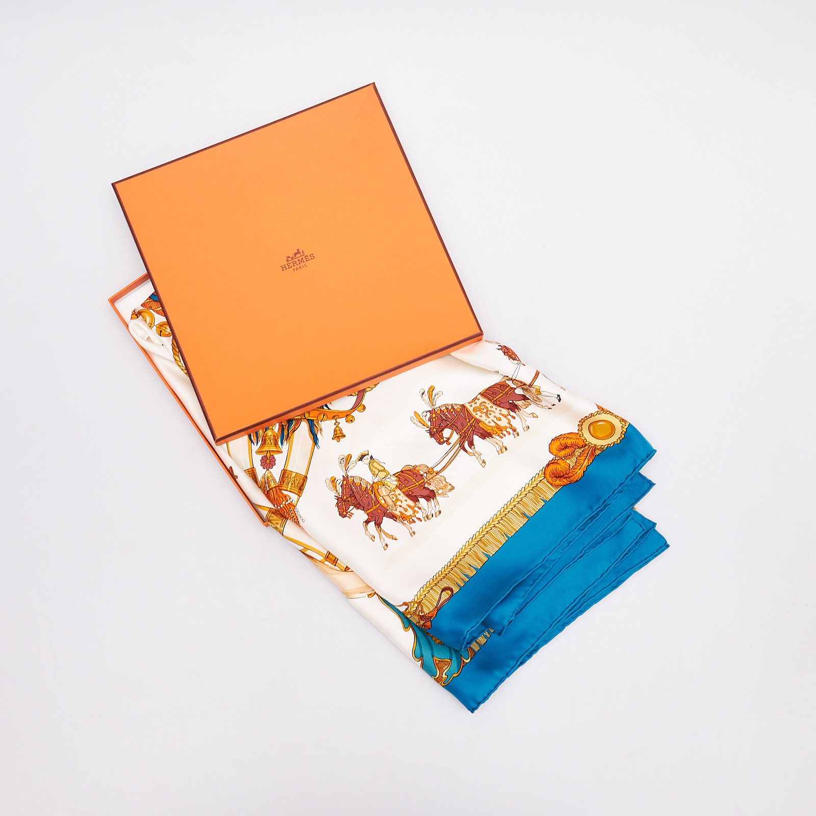 Платок белого цвета Hermes - фото из каталога магазина брендовой одежды Second Friend Store Платок Hermes - купить оригинал в секонд-хенде SFS - 3