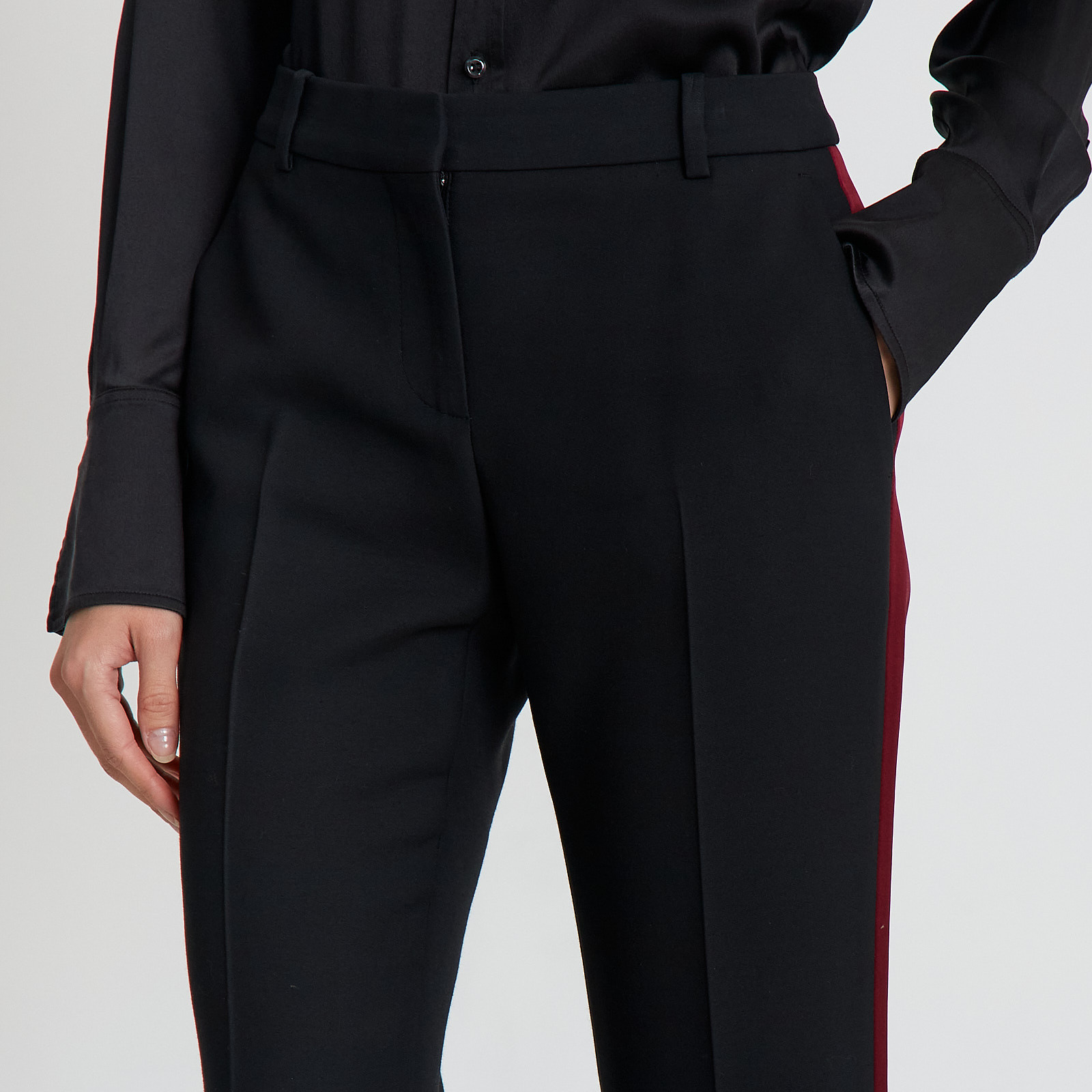 Брюки черного цвета Alexander McQueen - фото из каталога магазина брендовой одежды Second Friend Store Брюки Alexander McQueen - купить оригинал в секонд-хенде SFS - 4