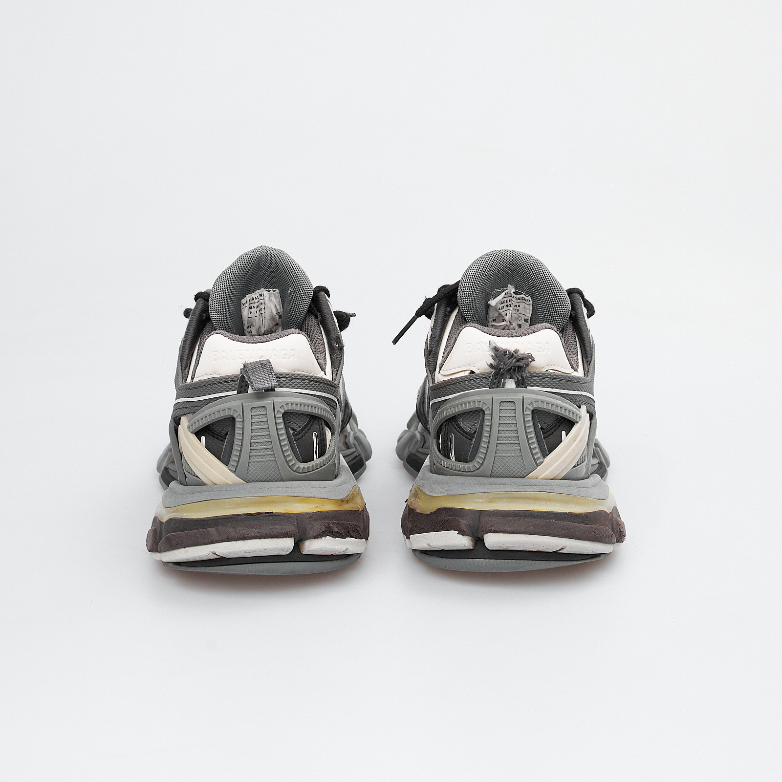 Кроссовки серого цвета Balenciaga - фото из каталога магазина брендовой одежды Second Friend Store Кроссовки Balenciaga - купить оригинал в секонд-хенде SFS - 3