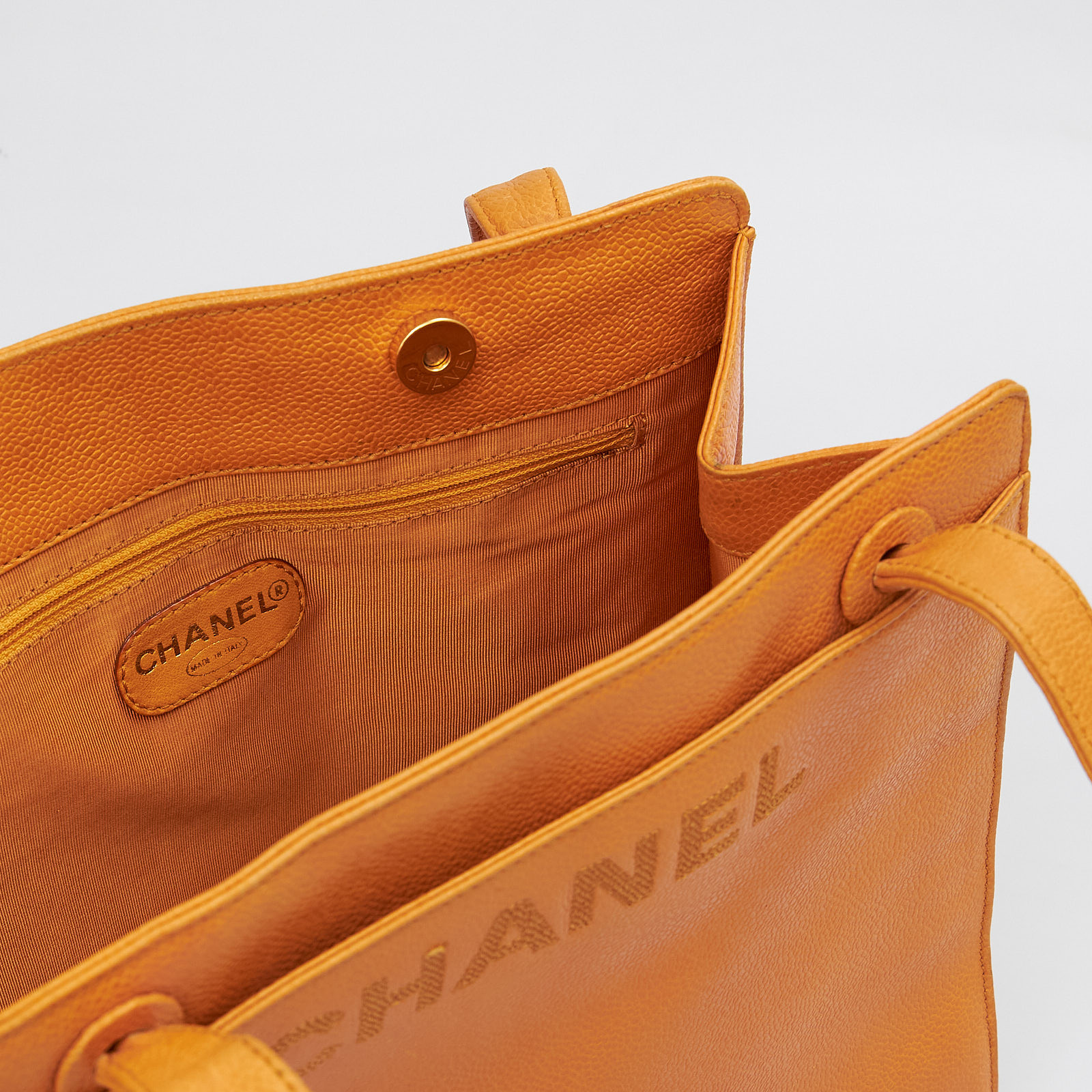 Сумка  оранжевого цвета Chanel - фото из каталога магазина брендовой одежды Second Friend Store Сумка Chanel - купить оригинал в секонд-хенде SFS - 9