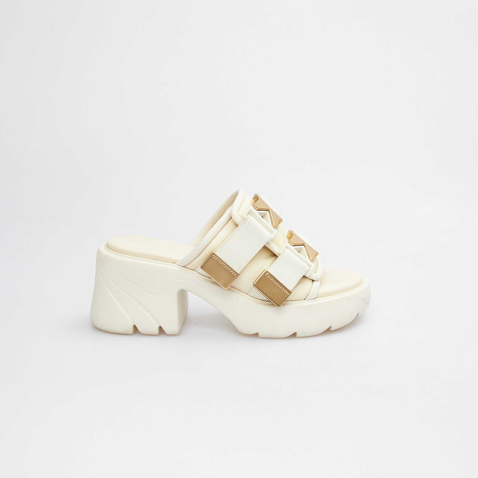 Сандалии белого цвета Bottega Veneta - фото из каталога магазина брендовой одежды Second Friend Store Сандалии Bottega Veneta - купить оригинал в секонд-хенде SFS - 1