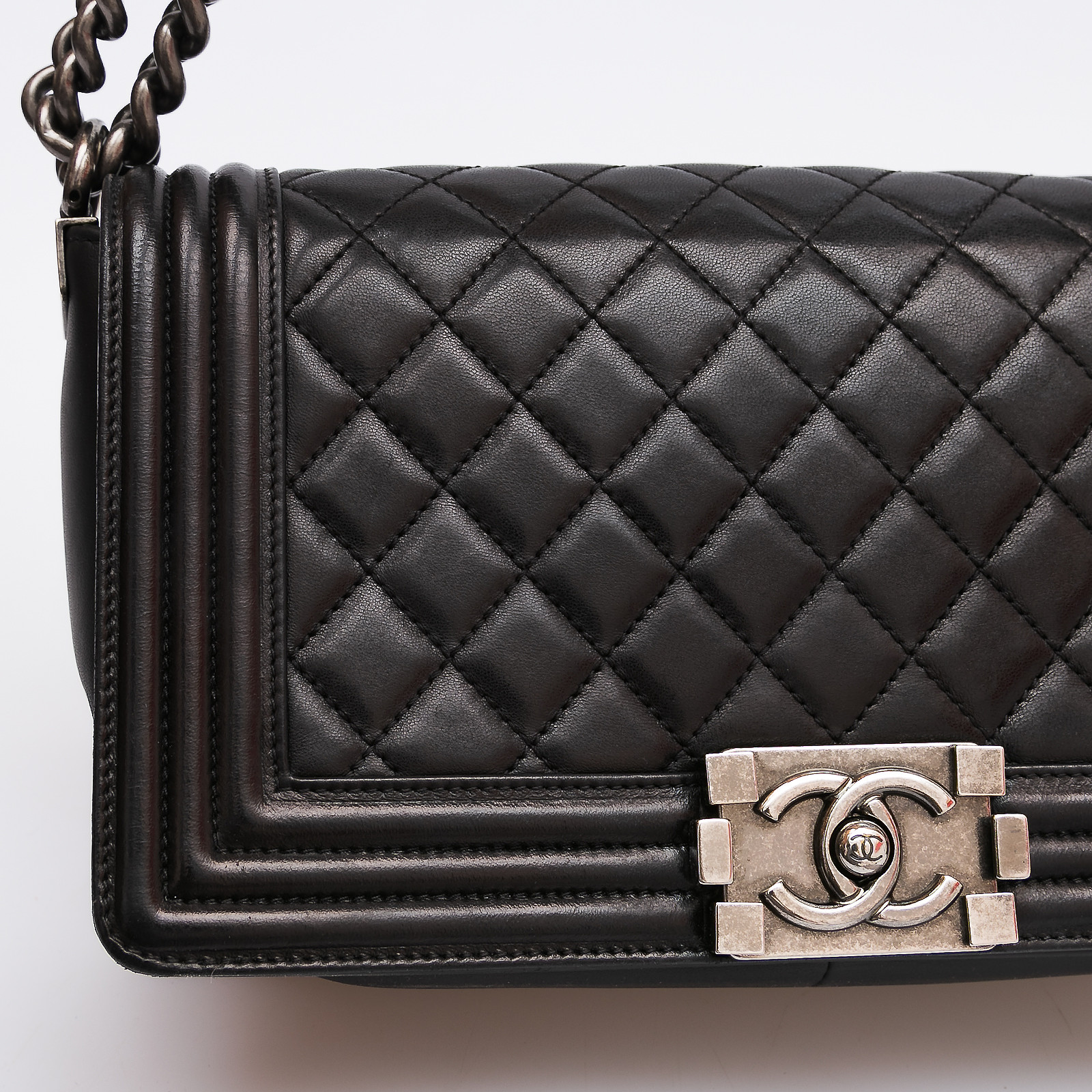 Сумка черного цвета Chanel - фото из каталога магазина брендовой одежды Second Friend Store Сумка Chanel - купить оригинал в секонд-хенде SFS - 4