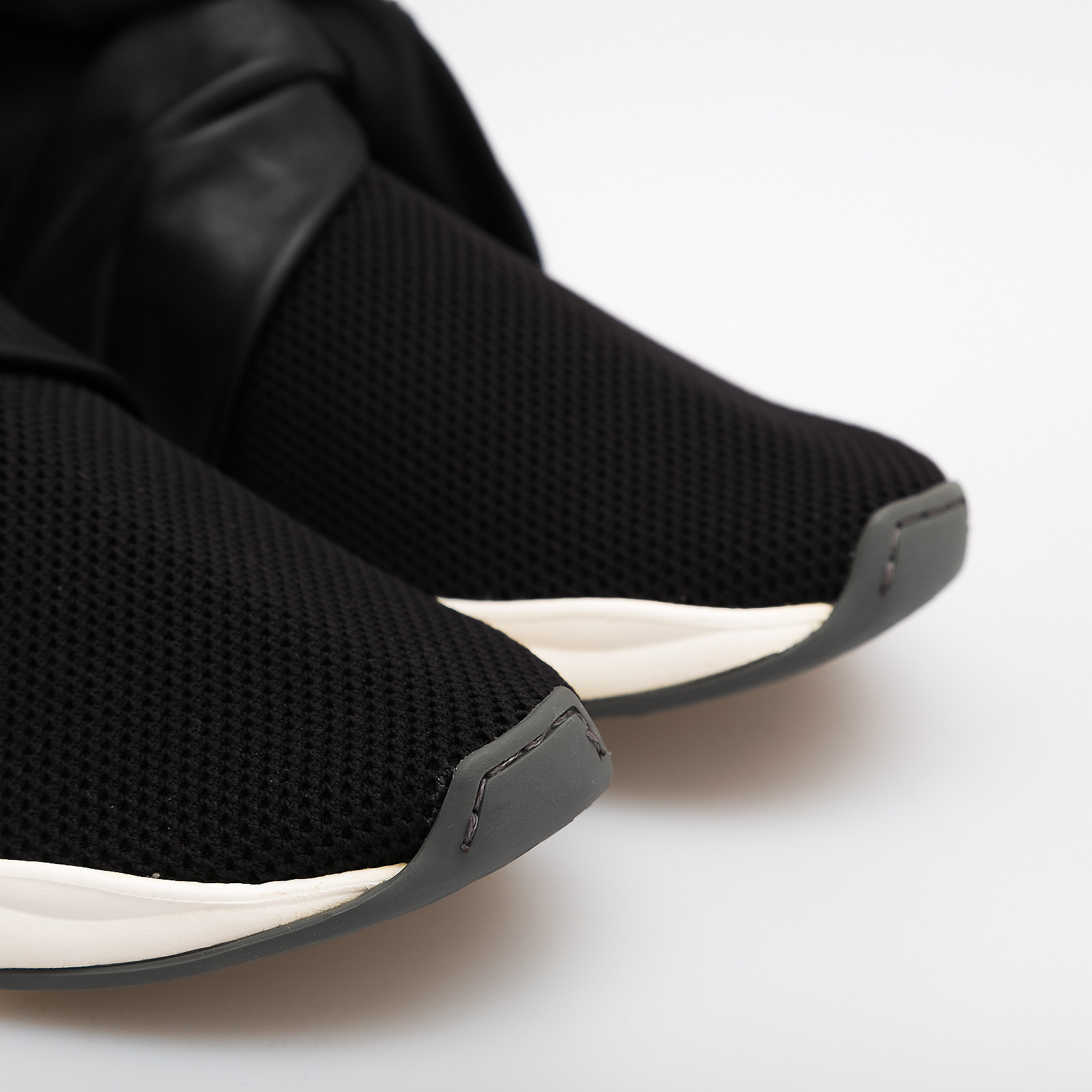 Кроссовки черного цвета Balmain - фото из каталога магазина брендовой одежды Second Friend Store Кроссовки Balmain - купить оригинал в секонд-хенде SFS - 4