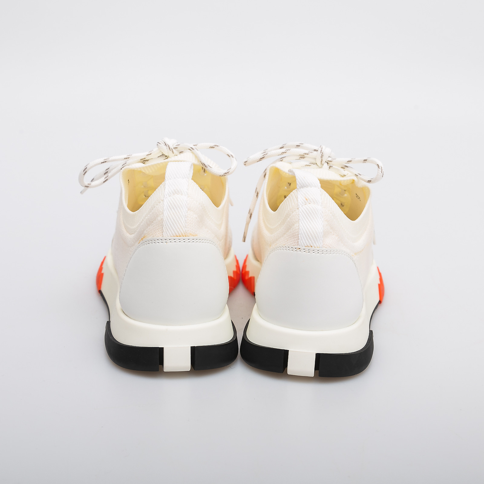 Кроссовки белого цвета Hermes - фото из каталога магазина брендовой одежды Second Friend Store Кроссовки Hermes - купить оригинал в секонд-хенде SFS - 3