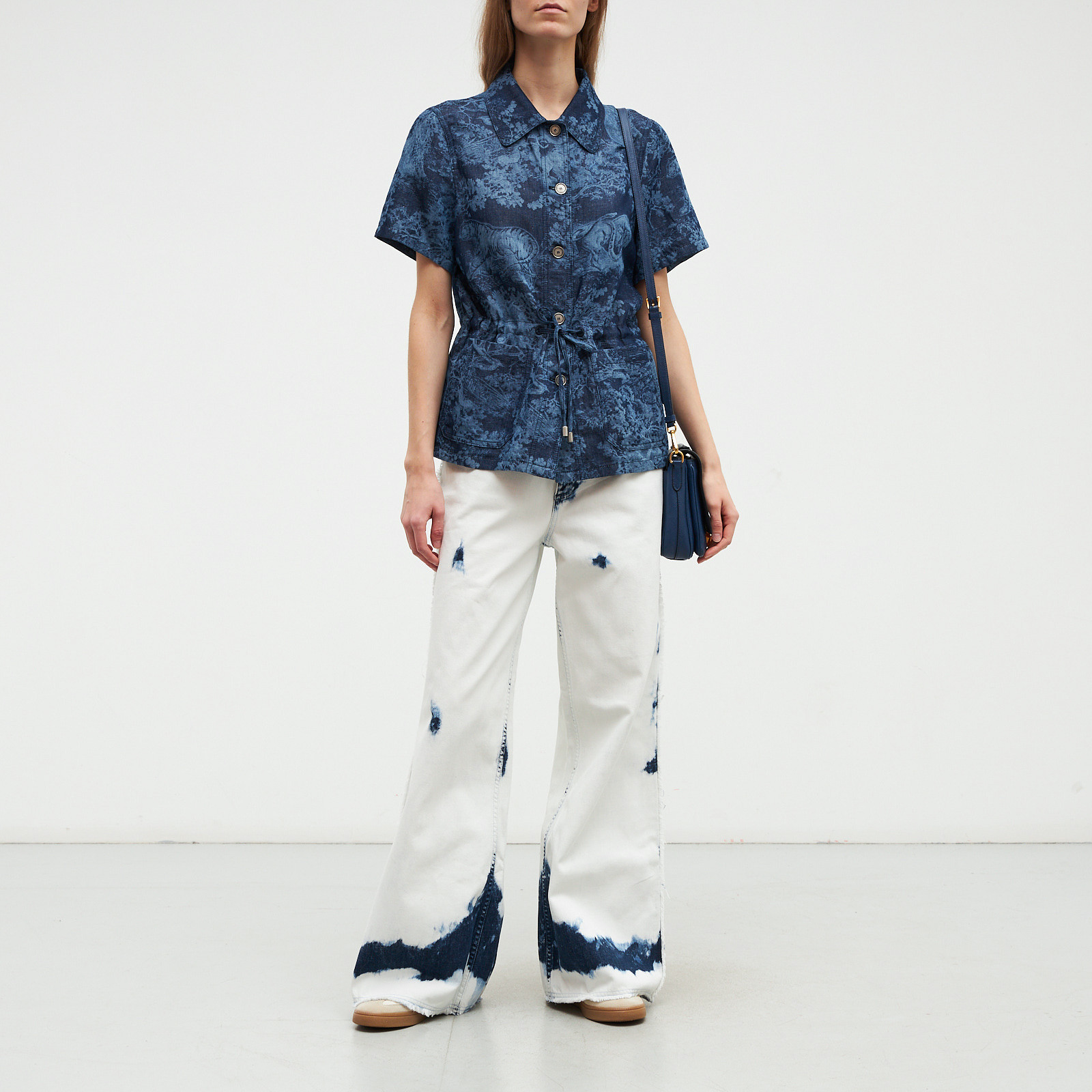 Джинсы голубого цвета Christian Dior - фото из каталога магазина брендовой одежды Second Friend Store Джинсы Christian Dior - купить оригинал в секонд-хенде SFS - 2