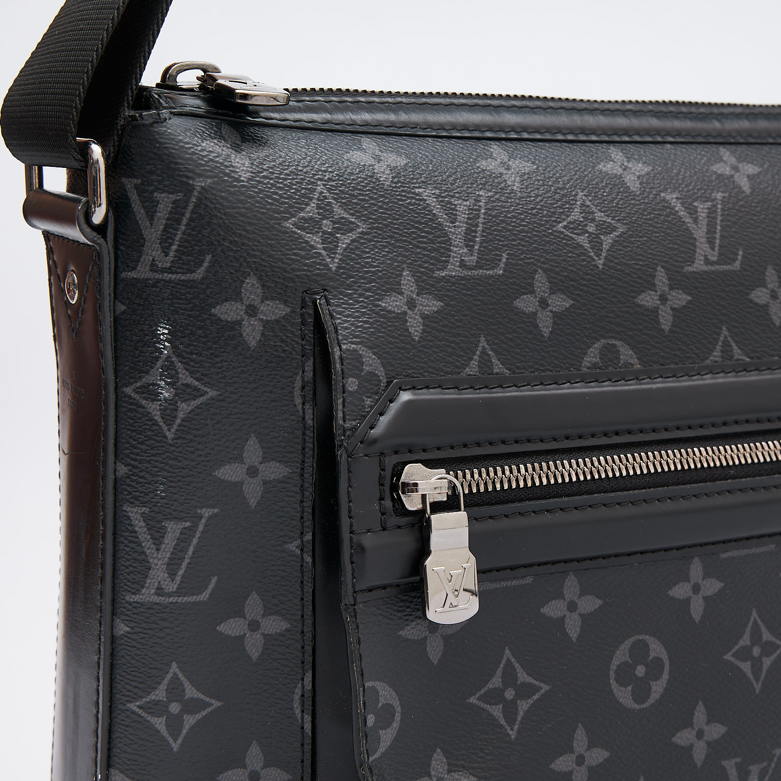 Сумка серого цвета Louis Vuitton - фото из каталога магазина брендовой одежды Second Friend Store Сумка Louis Vuitton - купить оригинал в секонд-хенде SFS - 5