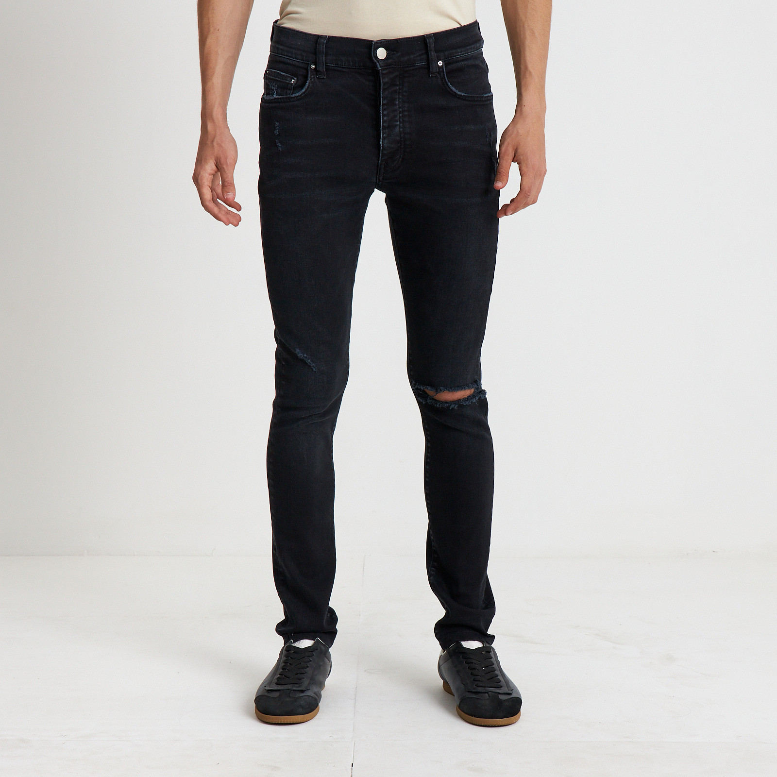 Джинсы черного цвета Amiri - фото из каталога магазина брендовой одежды Second Friend Store Джинсы Amiri - купить оригинал в секонд-хенде SFS - 1