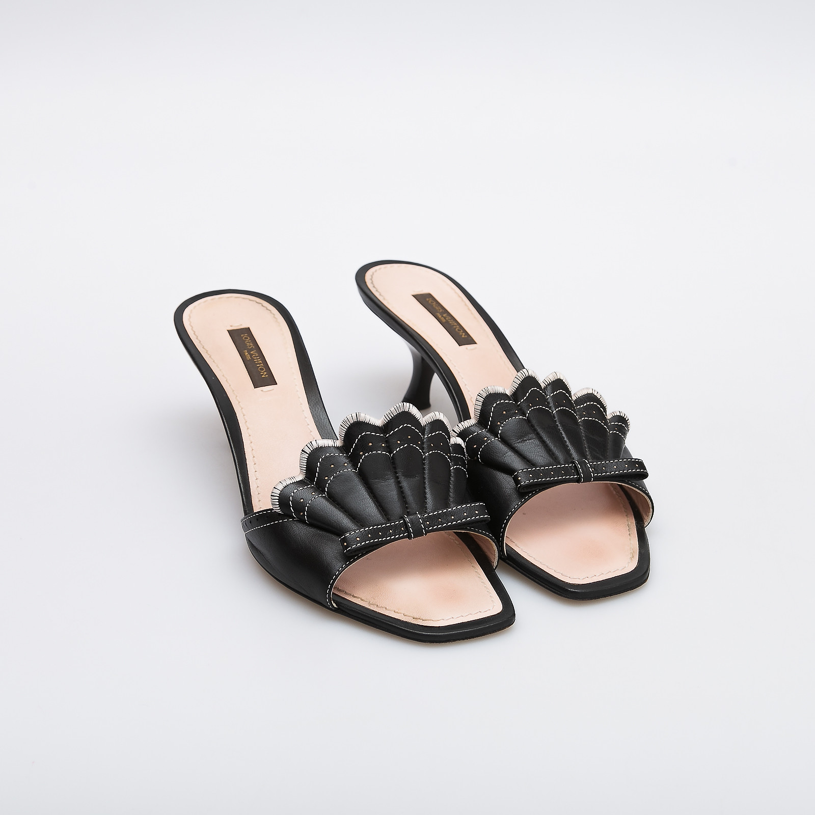 Туфли  черного цвета Louis Vuitton - фото из каталога магазина брендовой одежды Second Friend Store Туфли Louis Vuitton - купить оригинал в секонд-хенде SFS - 2