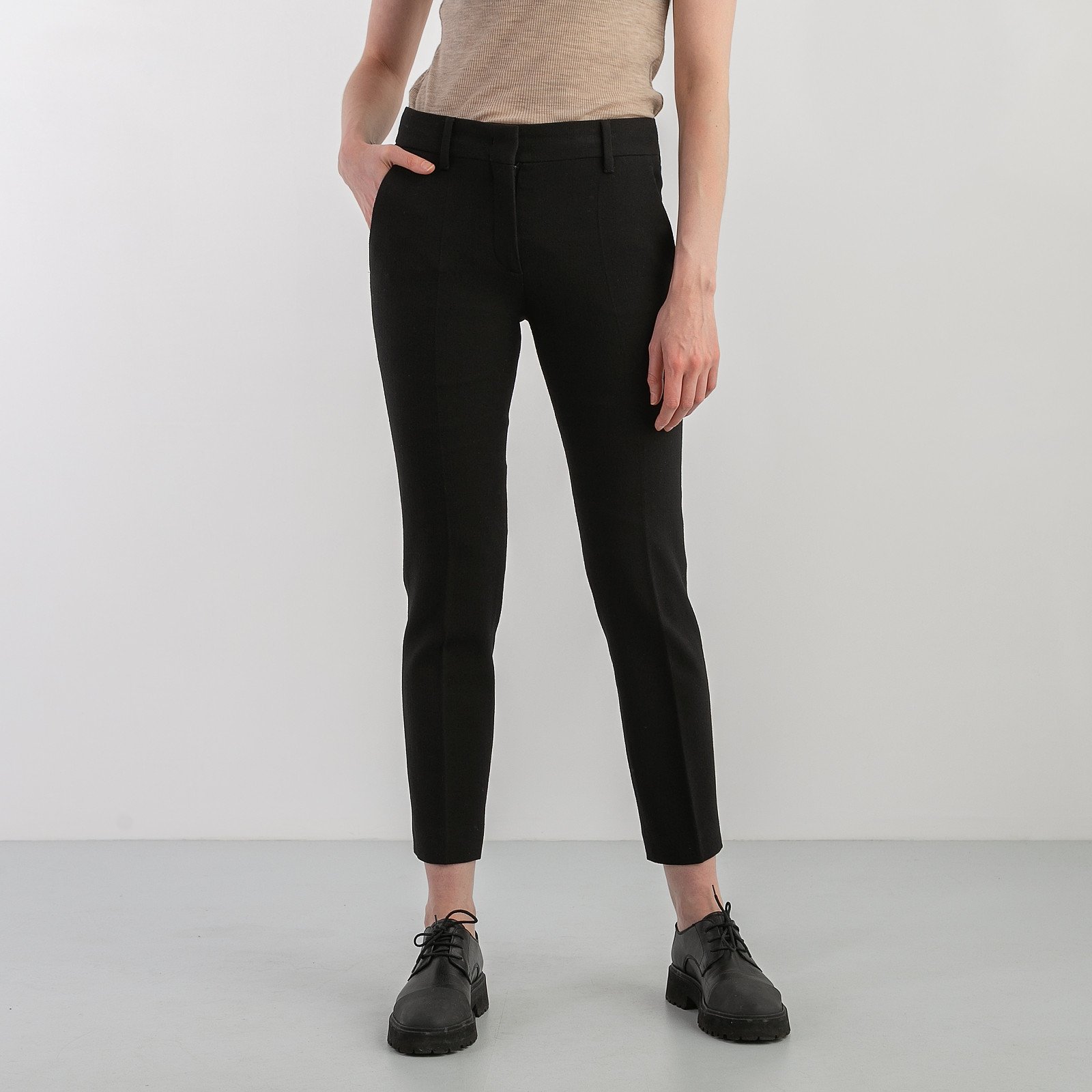 Брюки черного цвета Prada - фото из каталога магазина брендовой одежды Second Friend Store Брюки Prada - купить оригинал в секонд-хенде SFS - 1