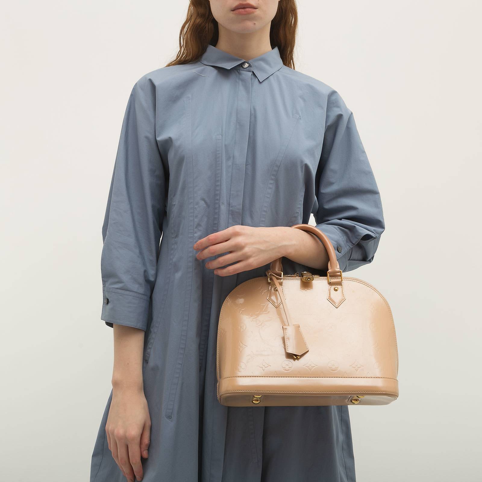 Сумка бежевого цвета Louis Vuitton - фото из каталога магазина брендовой одежды Second Friend Store Сумка Louis Vuitton - купить оригинал в секонд-хенде SFS - 2