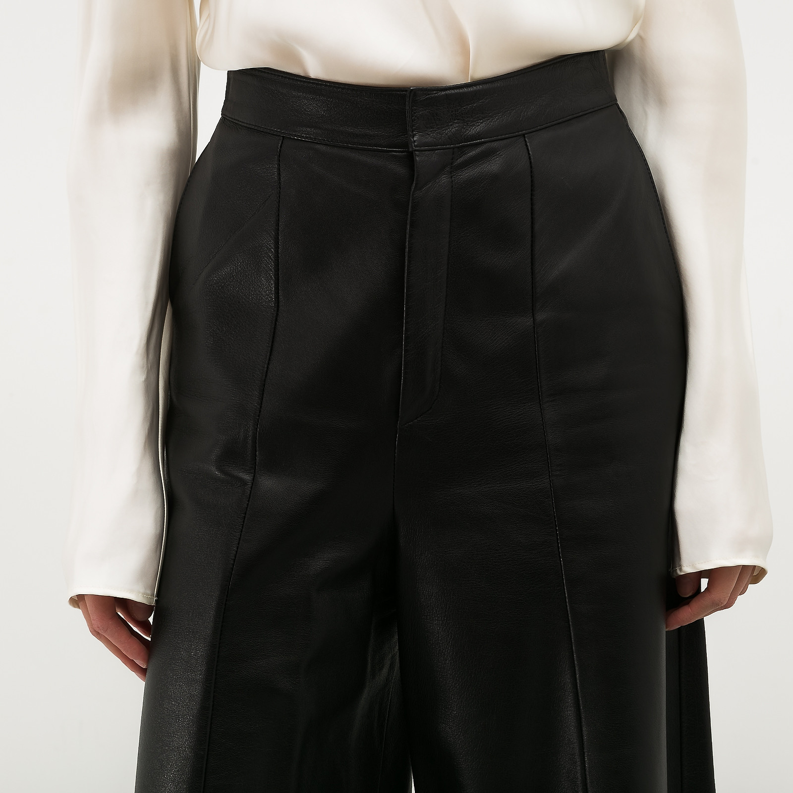 Шорты черного цвета Celine - фото из каталога магазина брендовой одежды Second Friend Store Шорты Celine - купить оригинал в секонд-хенде SFS - 4