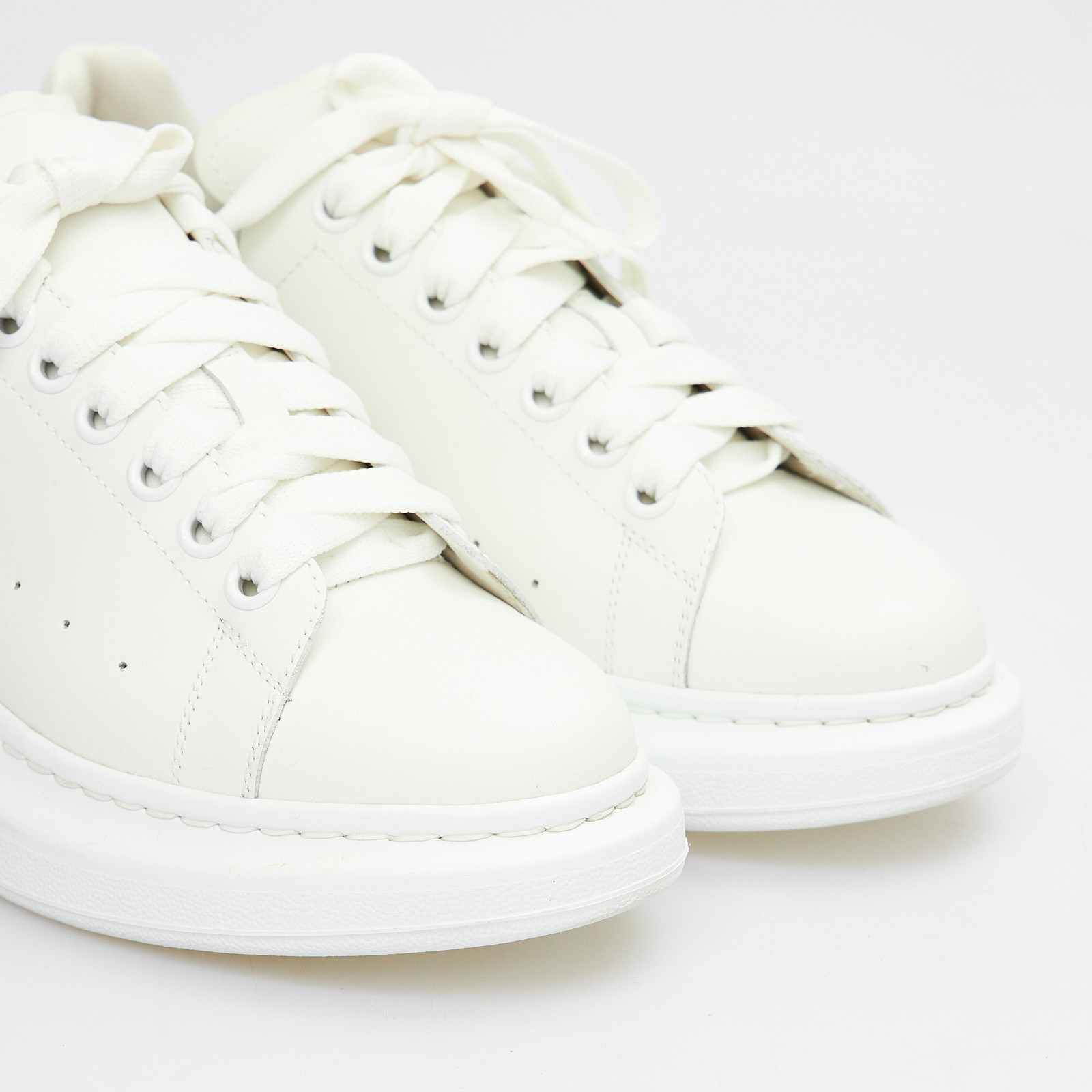 Кроссовки белого цвета Alexander McQueen - фото из каталога магазина брендовой одежды Second Friend Store Кроссовки Alexander McQueen - купить оригинал в секонд-хенде SFS - 4