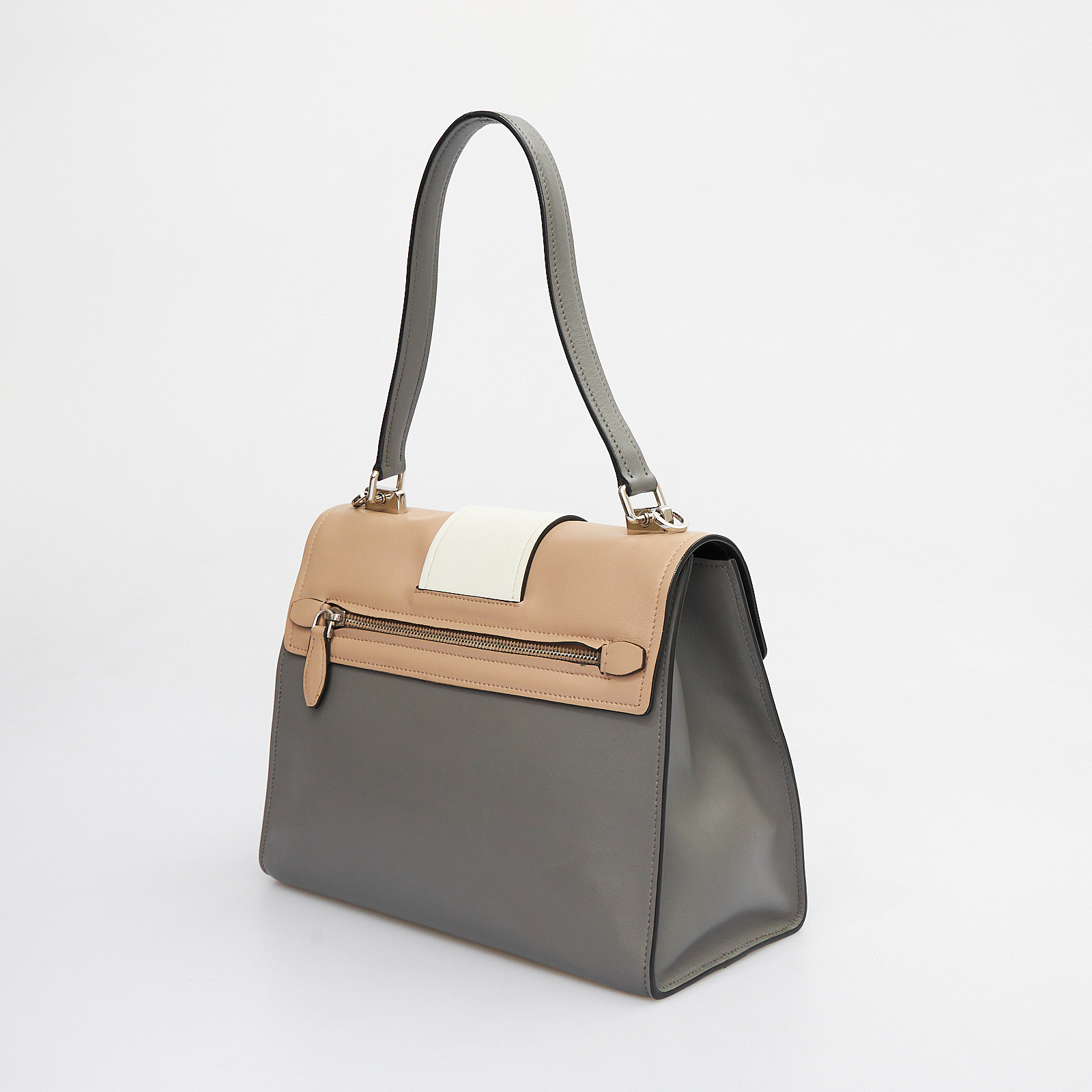 Сумка серого цвета Prada - фото из каталога магазина брендовой одежды Second Friend Store Сумка Prada - купить оригинал в секонд-хенде SFS - 3